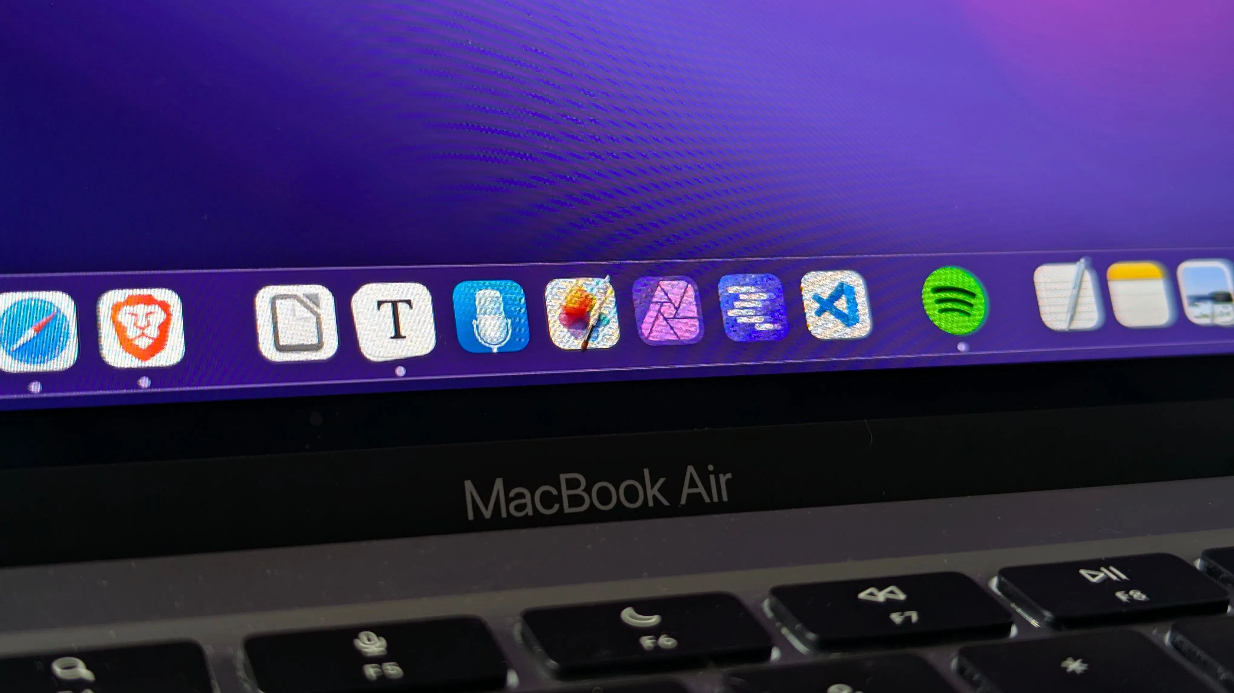 Thanh Dock của macOS trên MacBook Air, biểu tượng của hệ điều hành Apple