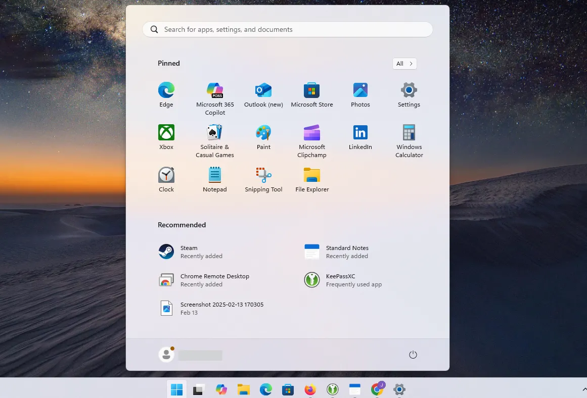 Thanh tác vụ và Start Menu Windows 11 hiển thị các biểu tượng Copilot, minh họa sự xuất hiện tràn lan của AI.