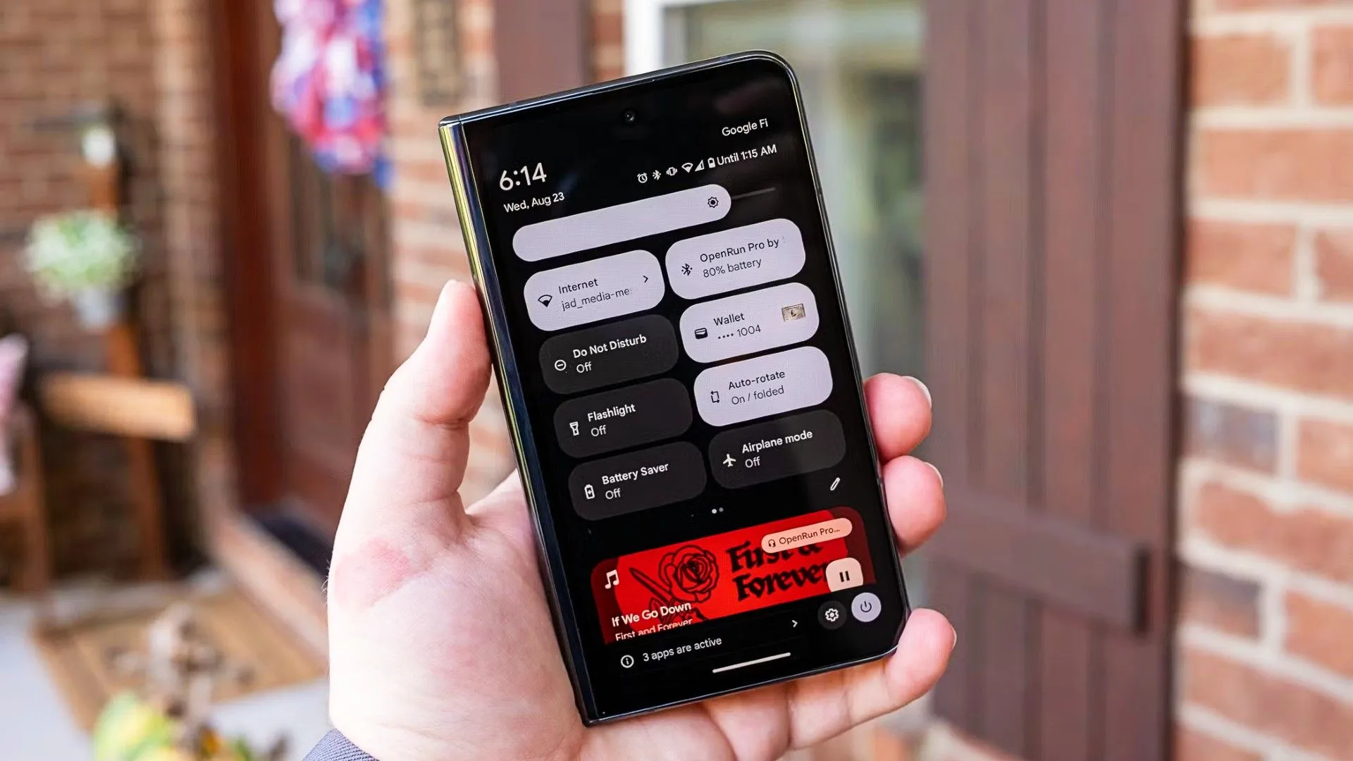 Thanh thông báo và cài đặt nhanh trên Google Pixel Fold khi kích hoạt chế độ Khách