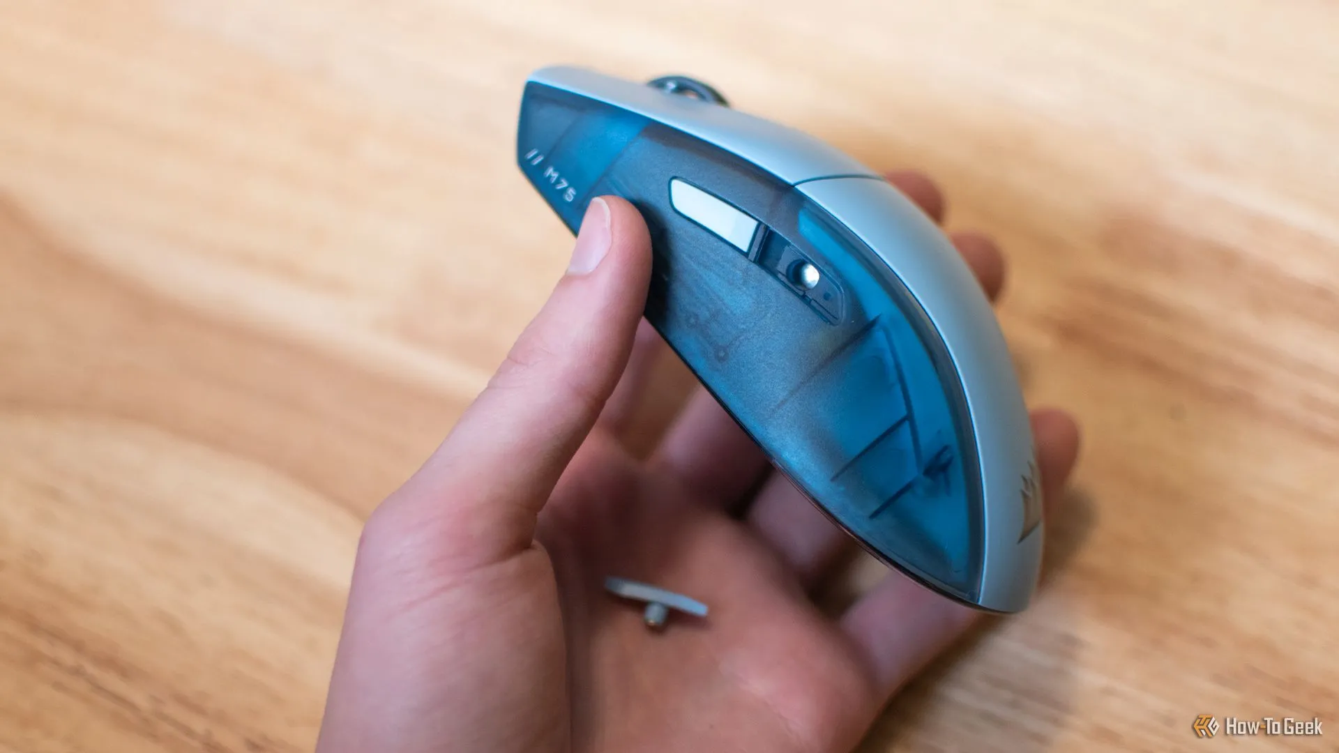 Thao tác tháo và thay thế nút bên hông trên chuột Corsair M75 Wireless