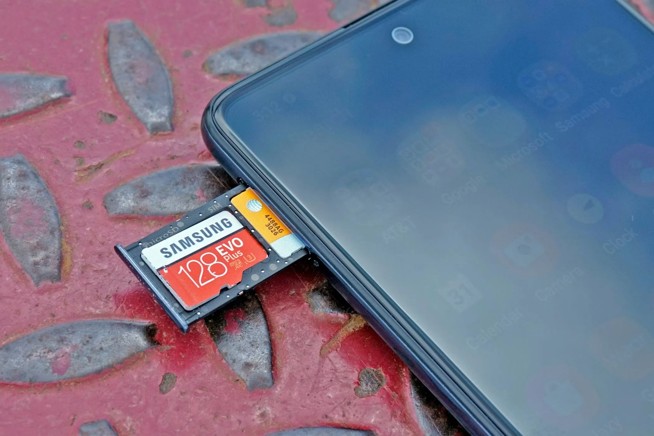 Thẻ nhớ microSD được chèn vào khe cắm trên điện thoại