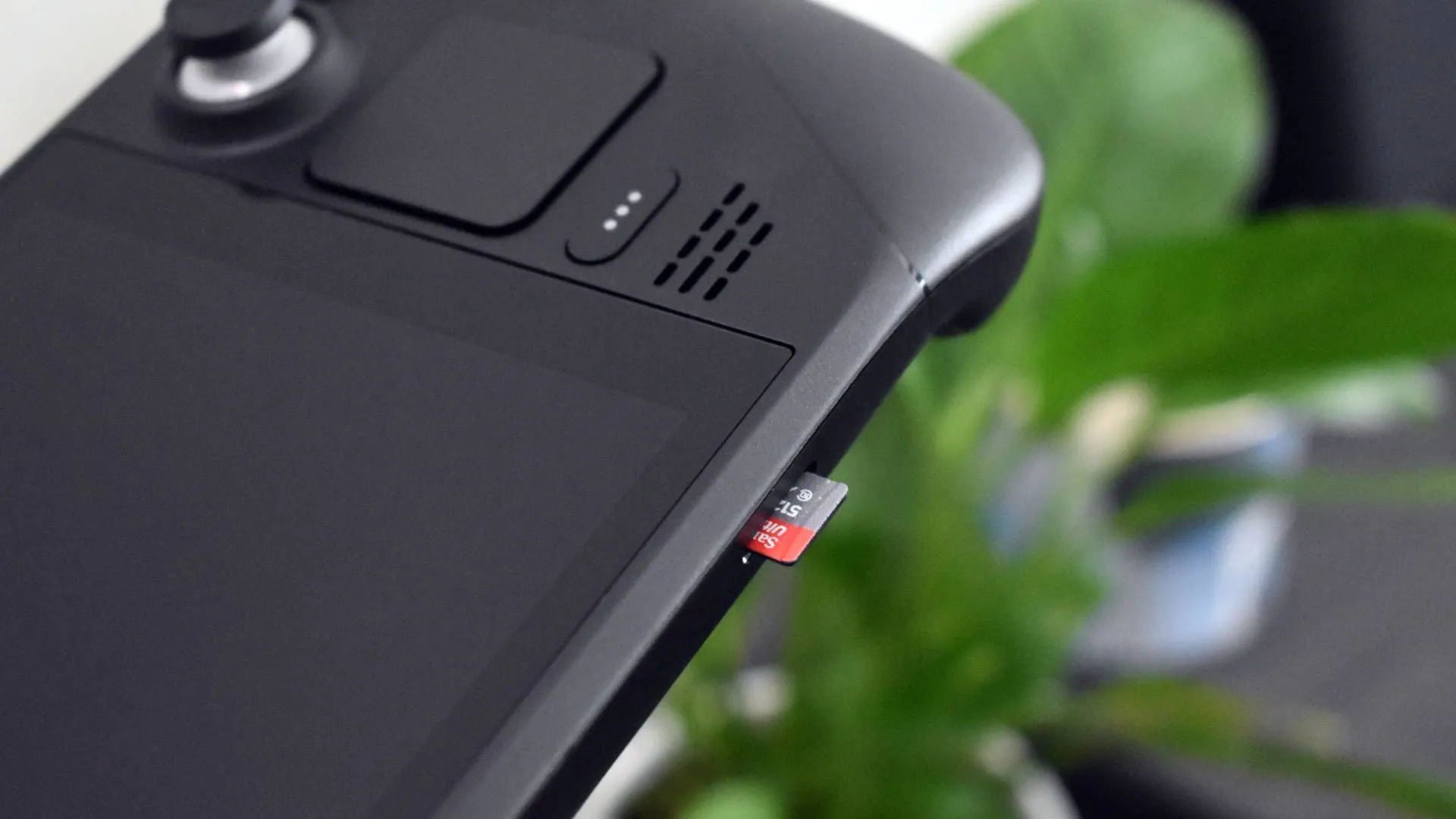 Thẻ nhớ microSD được tháo ra khỏi khe cắm trên Steam Deck, minh họa việc sử dụng bộ nhớ ngoài cho hệ điều hành hoặc game.