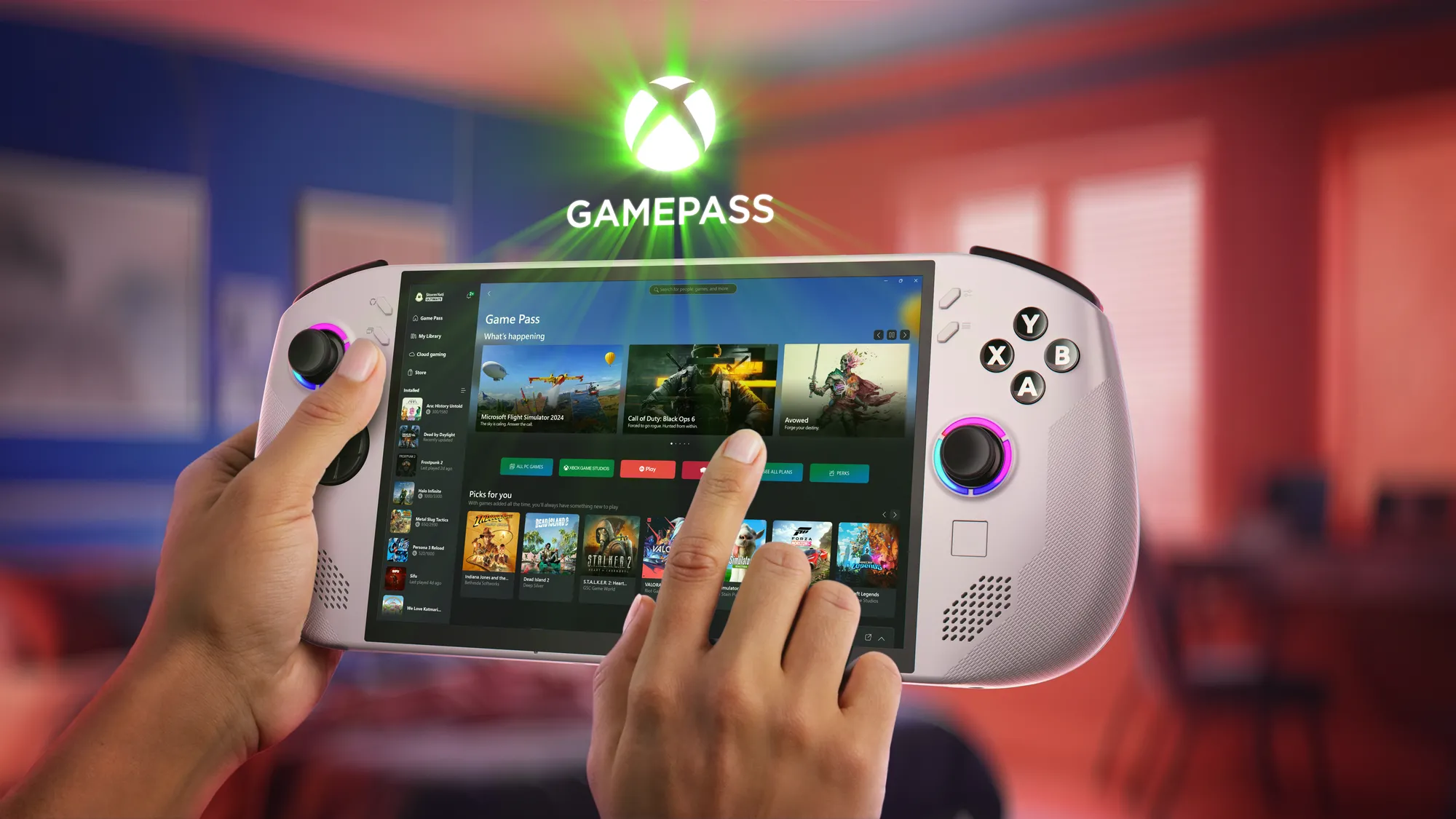 Thiết bị cầm tay Legion Go S màu trắng hiển thị giao diện Xbox Game Pass, gợi mở khả năng tích hợp thư viện game.