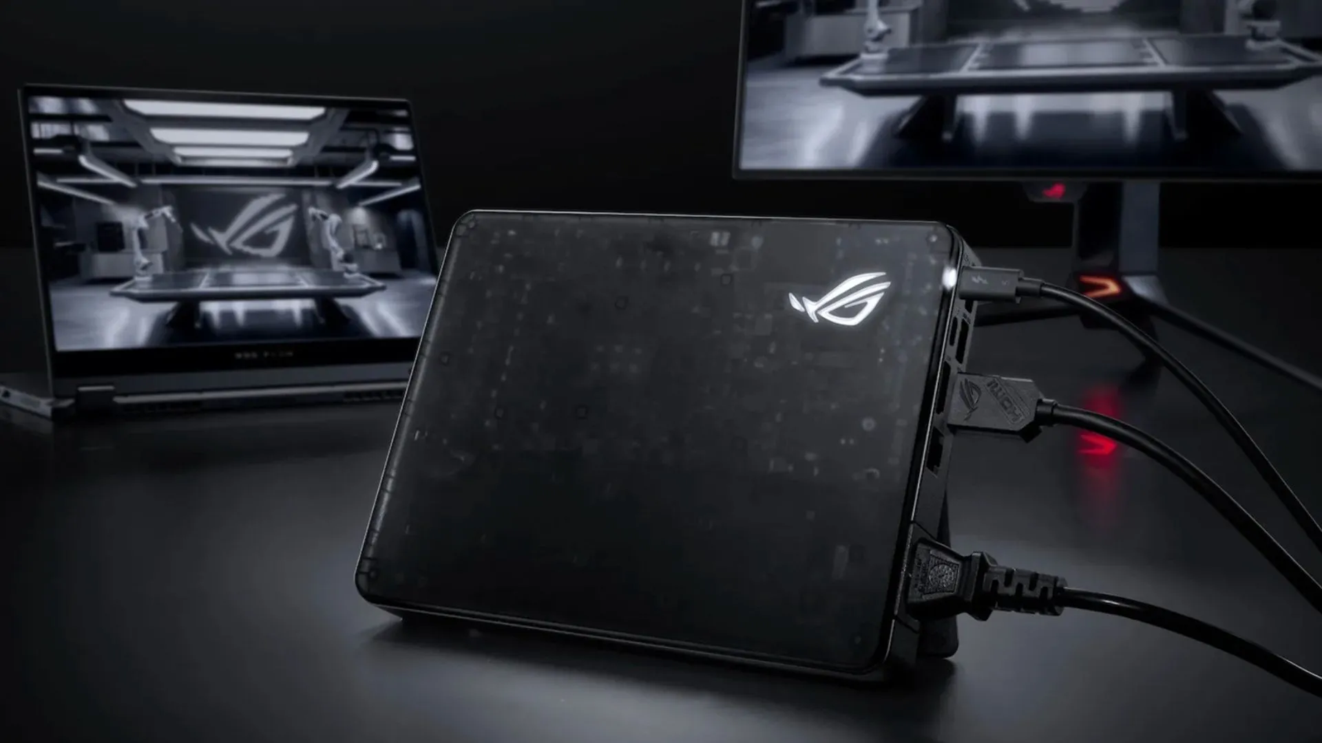 Thiết bị eGPU ASUS XG Mobile 2025 kết nối với laptop và màn hình