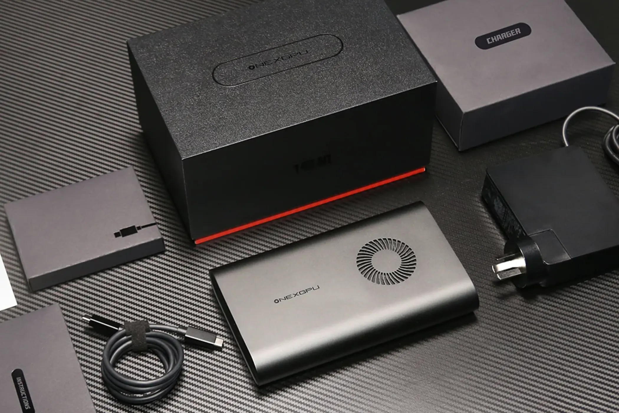 Thiết bị eGPU OneXGPU tích hợp card đồ họa Radeon RX 7600M XT trên bàn làm việc