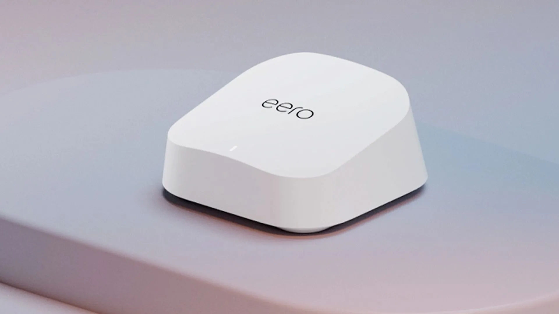 Thiết bị router Eero Wi-Fi 7 đặt trên bàn, gần một chiếc laptop.
