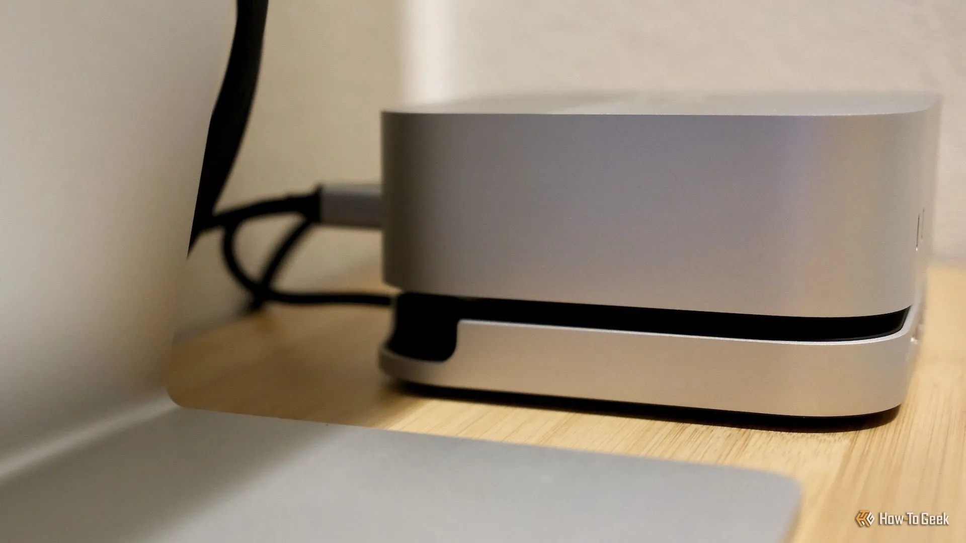Thiết kế rãnh cắt thông minh giúp dễ dàng tiếp cận nút nguồn Mac Mini M4