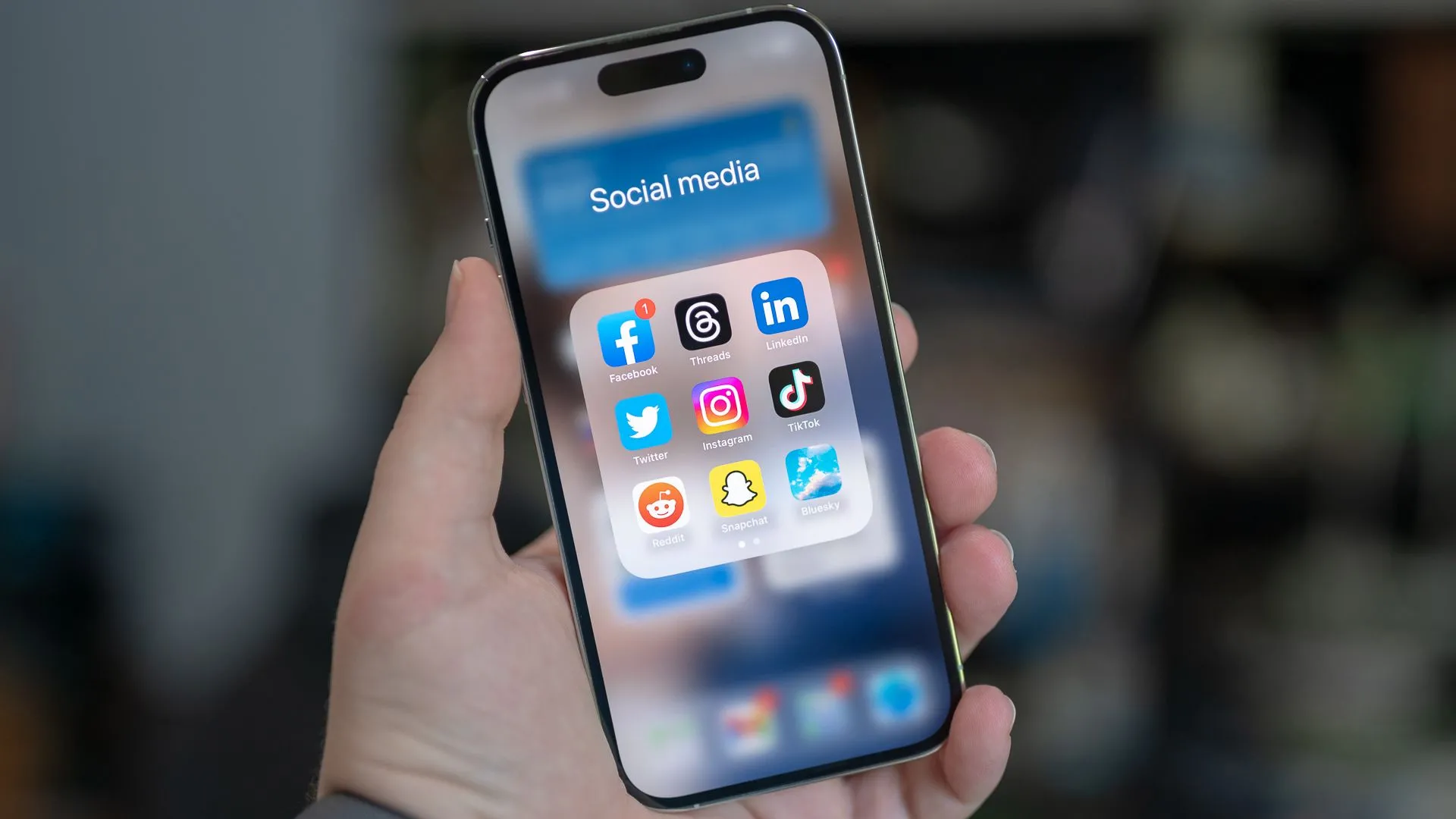 Thư mục chứa các ứng dụng mạng xã hội phổ biến trên iPhone 14 Pro, bao gồm Facebook, Threads, LinkedIn, Twitter, Instagram, TikTok, Reddit, Snapchat và Bluesky
