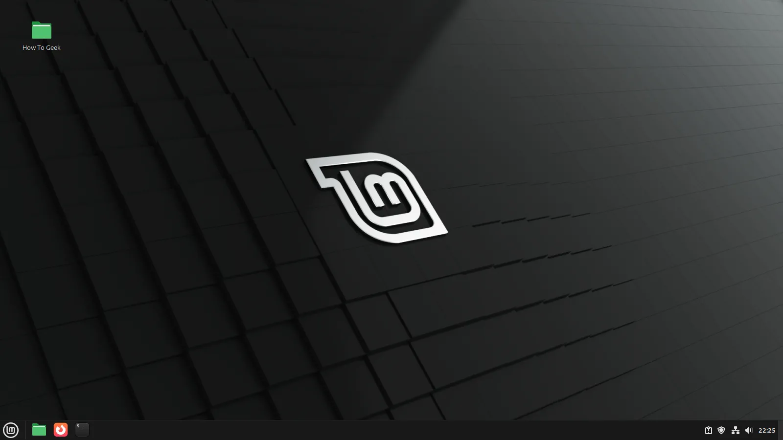 Tổng quan màn hình desktop của Linux Mint với môi trường Cinnamon, hiển thị thanh tác vụ và các biểu tượng trên màn hình nền.