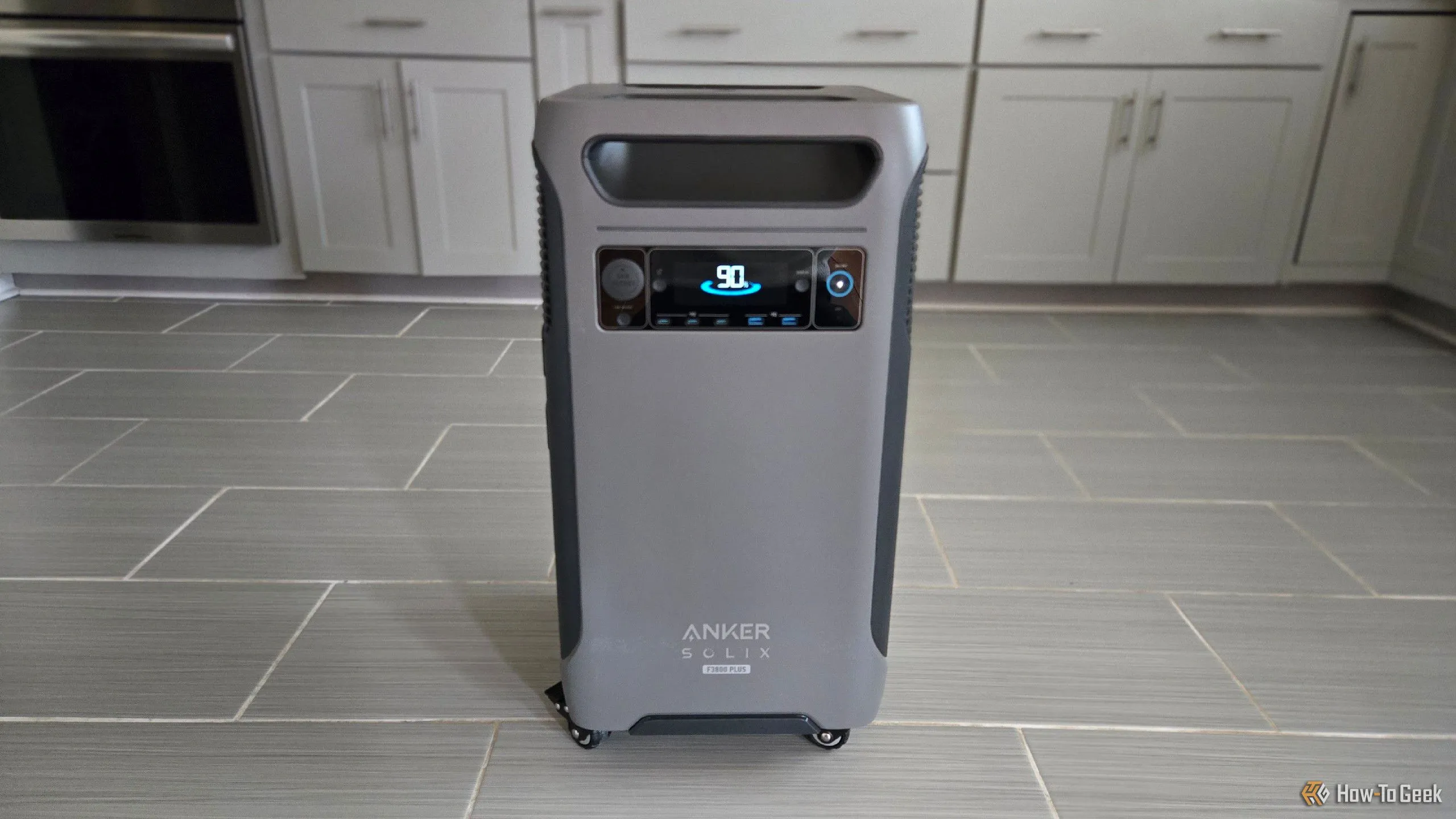 Trạm điện Anker SOLIX F3800 Plus đặt trong nhà bếp, thể hiện công suất dự phòng lớn cho gia đình.