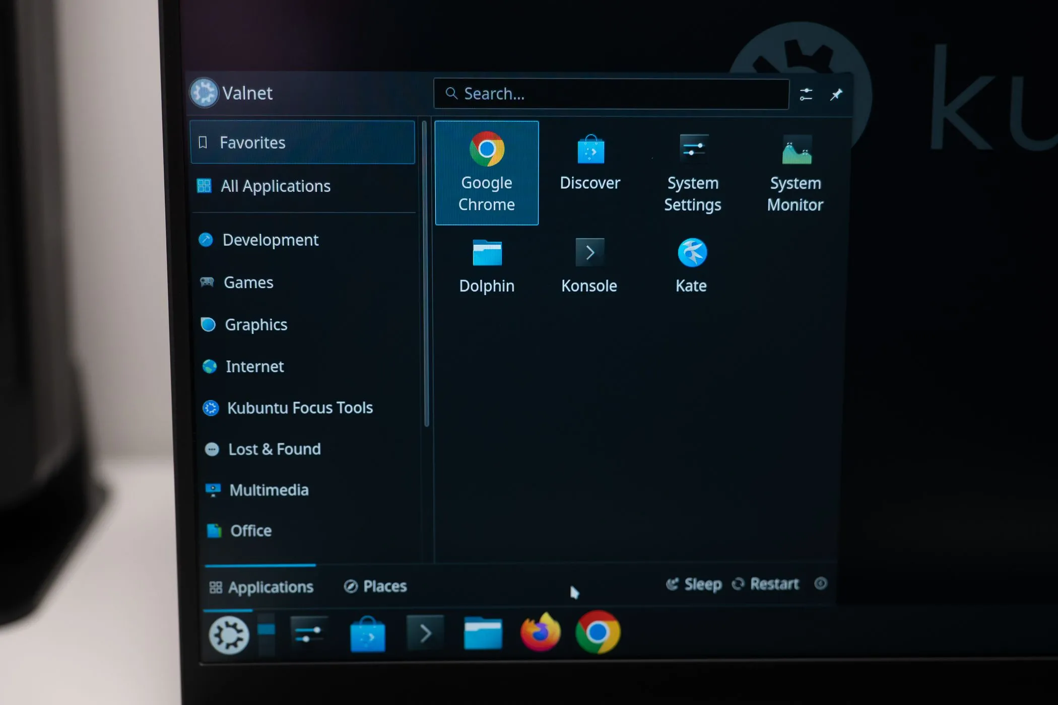 Trình khởi chạy ứng dụng hiển thị nhiều ứng dụng trên máy tính Linux Kubuntu, thể hiện quá trình cài đặt phần mềm sau khi thiết lập hệ điều hành mới