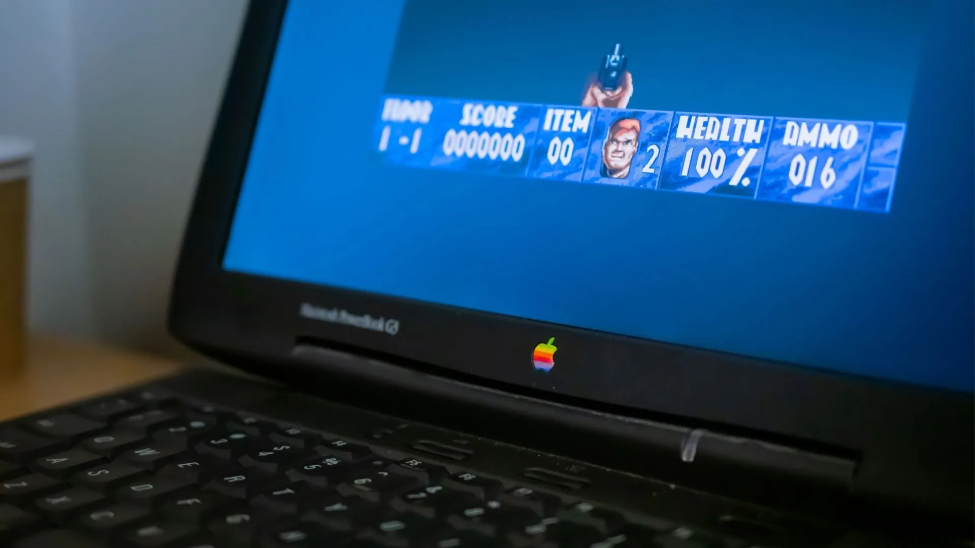 Trưng bày các mẫu máy tính xách tay Apple cũ với trò chơi điện tử cổ điển tại bảo tàng công nghệ, minh họa hành trình gaming trên Mac.