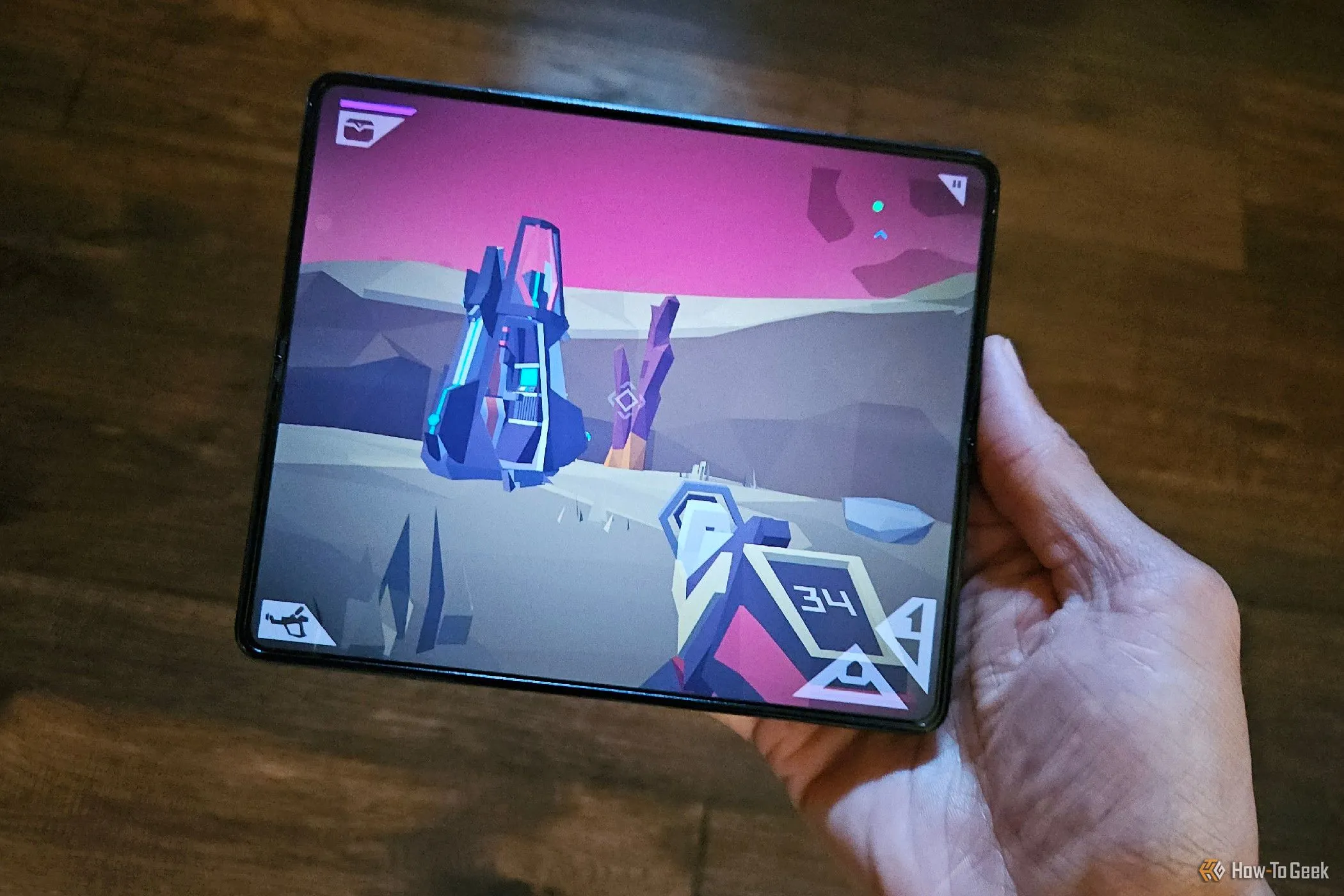 Tựa game Morphite phiên bản Android đang chạy trên Samsung Galaxy Z Fold 5, minh họa khả năng chuyển thể game PC lên di động.