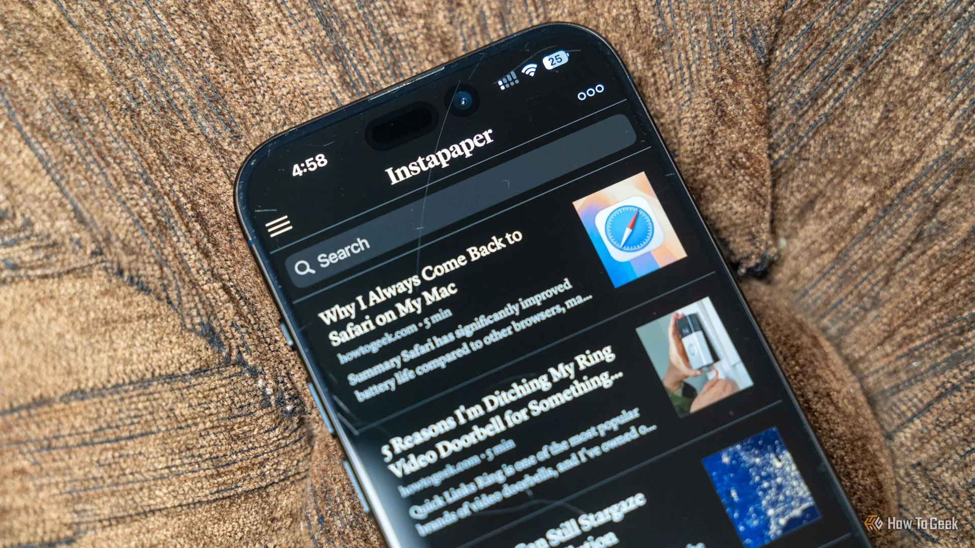 Ứng dụng Instapaper trên iPhone hiển thị các bài viết đã lưu để đọc sau, minh họa tính năng của Wallabag.