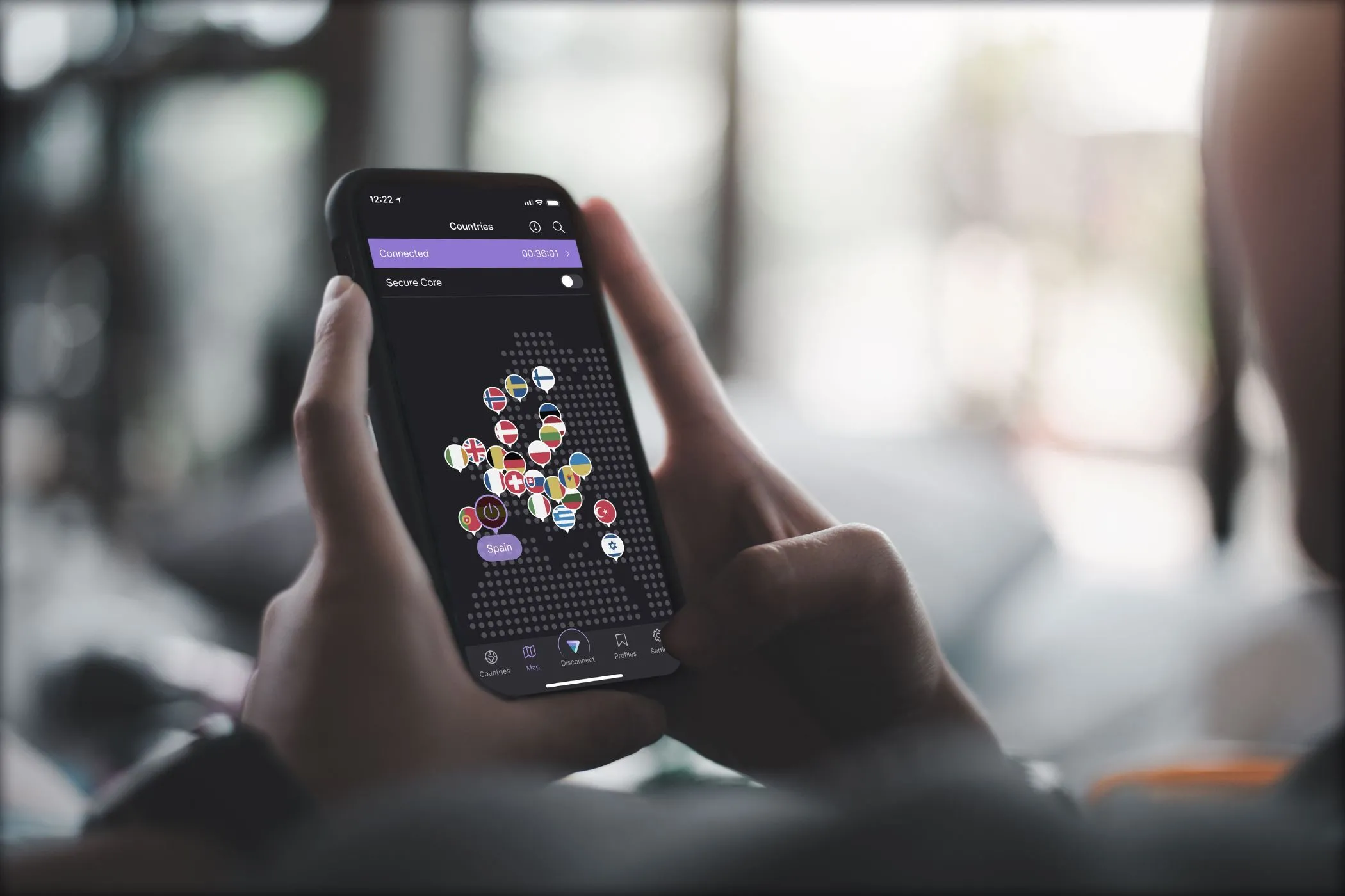 Ứng dụng Proton VPN đang hoạt động trên màn hình điện thoại thông minh, tượng trưng cho việc bảo vệ kết nối internet khỏi các cuộc tấn công Man-in-the-Middle