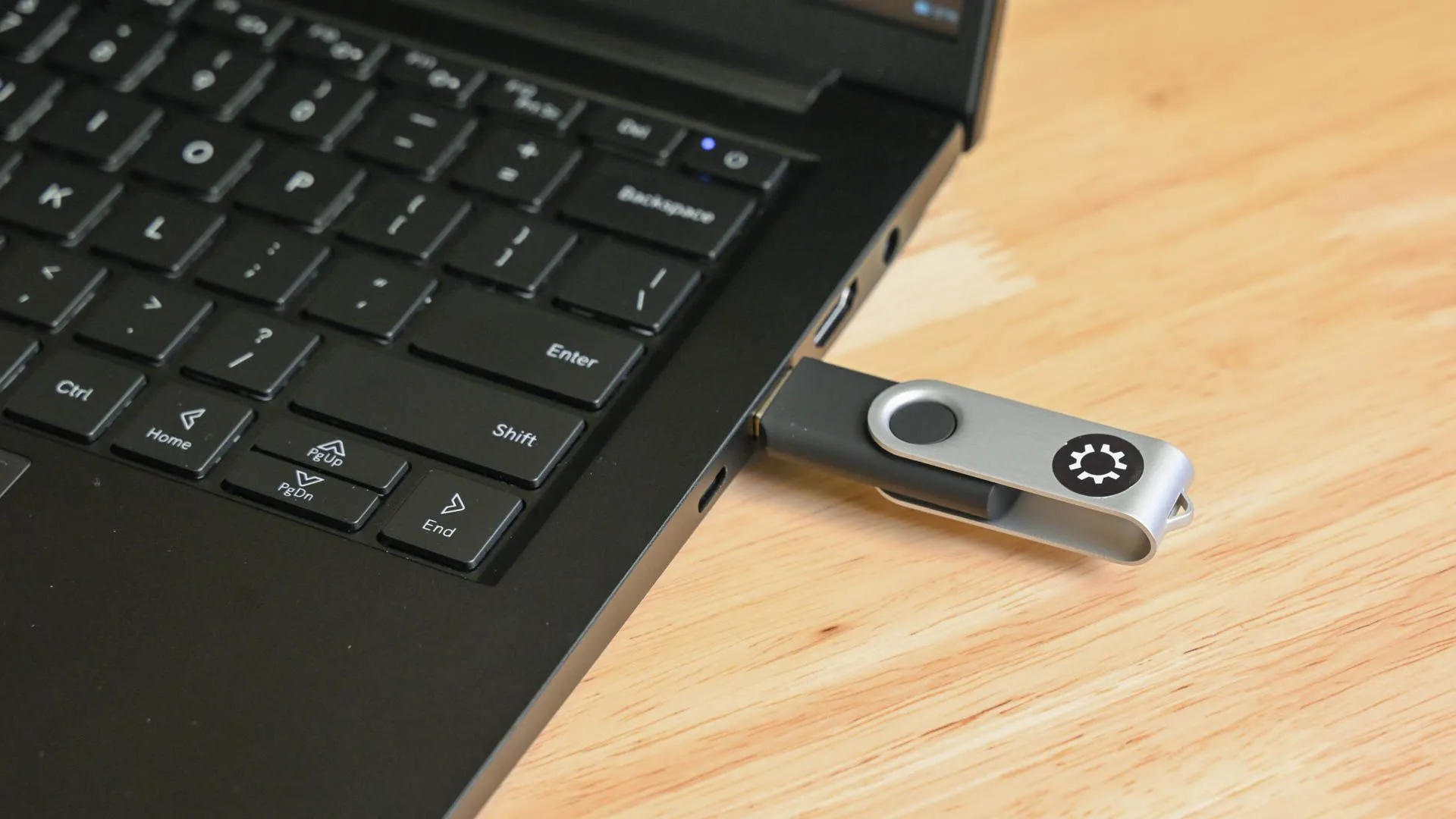 USB cài đặt hệ điều hành, tượng trưng cho quá trình cài đặt hoặc nâng cấp Windows 11.