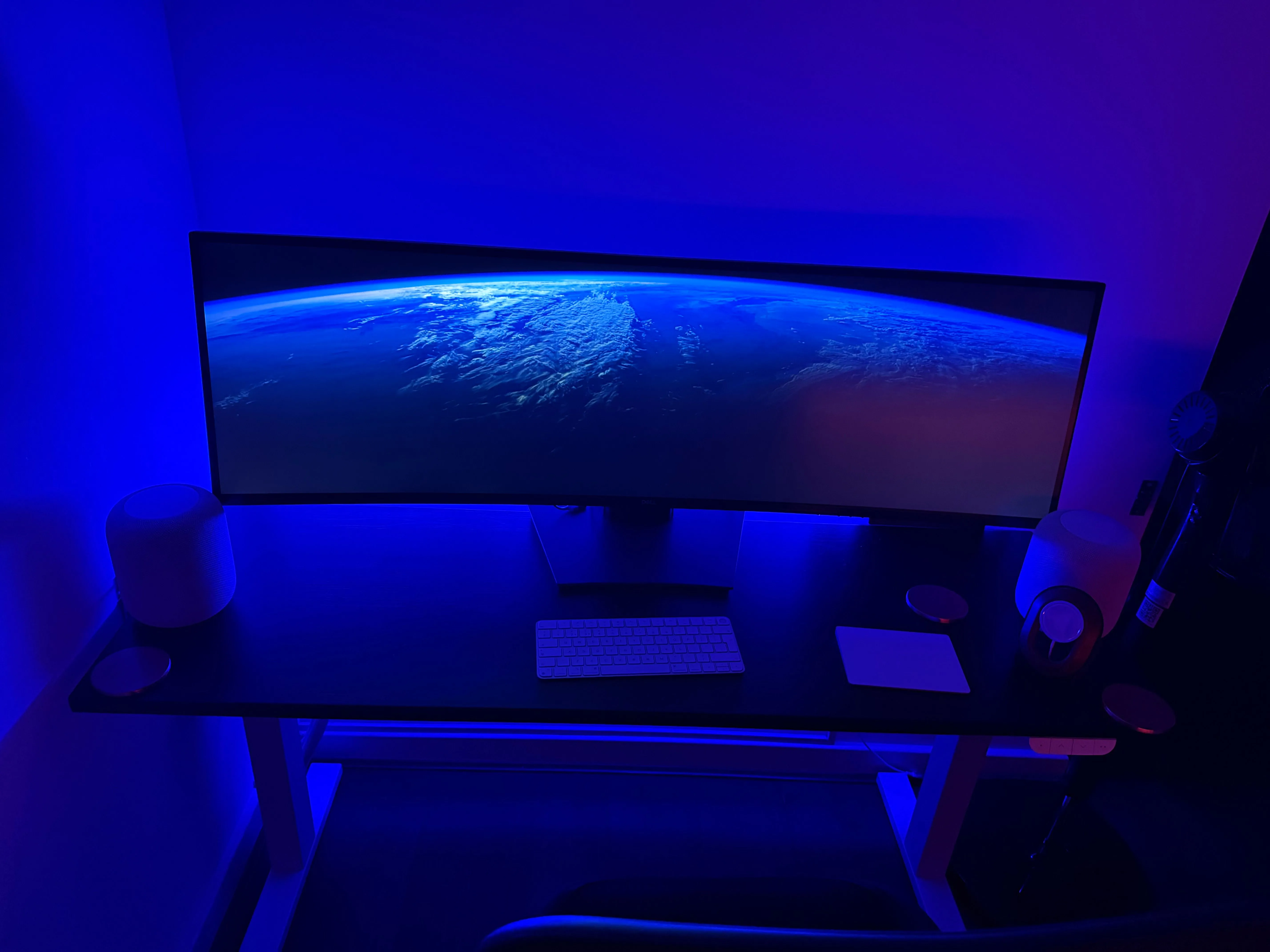 Văn phòng tại nhà với đèn dải Philips Hue phía sau bàn làm việc tạo vẻ xanh lam hiện đại