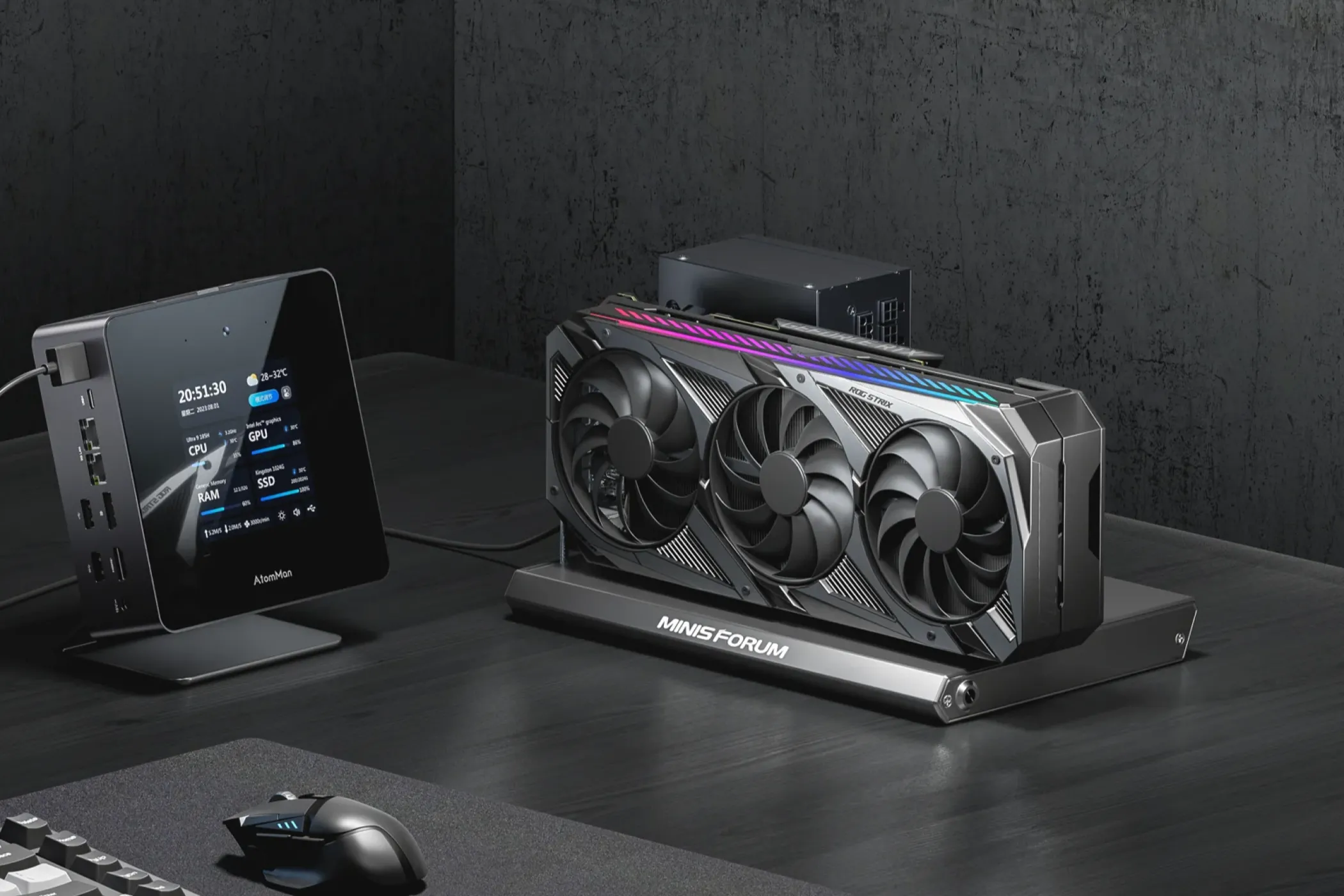 Vỏ eGPU Minisforum DEG1 với card đồ họa và nguồn được lắp đặt, kết nối với một máy tính mini