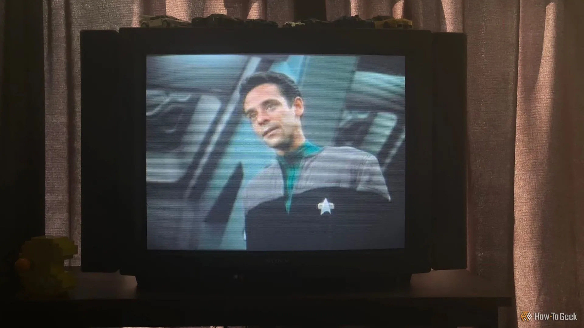 Xem phim Star Trek Deep Space 9 trên TV CRT qua kết nối analog