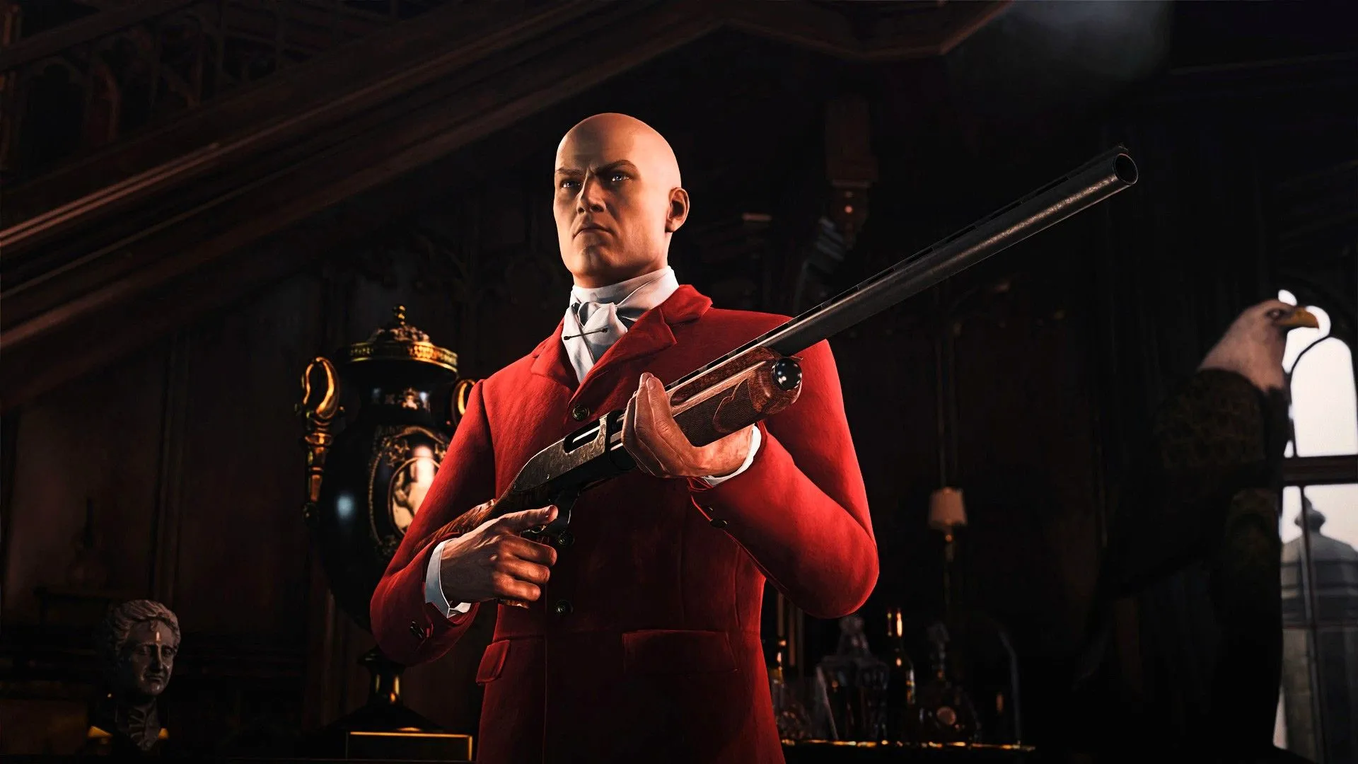 Agent 47 trong bộ vest đỏ cầm súng ngắn trong Hitman 3