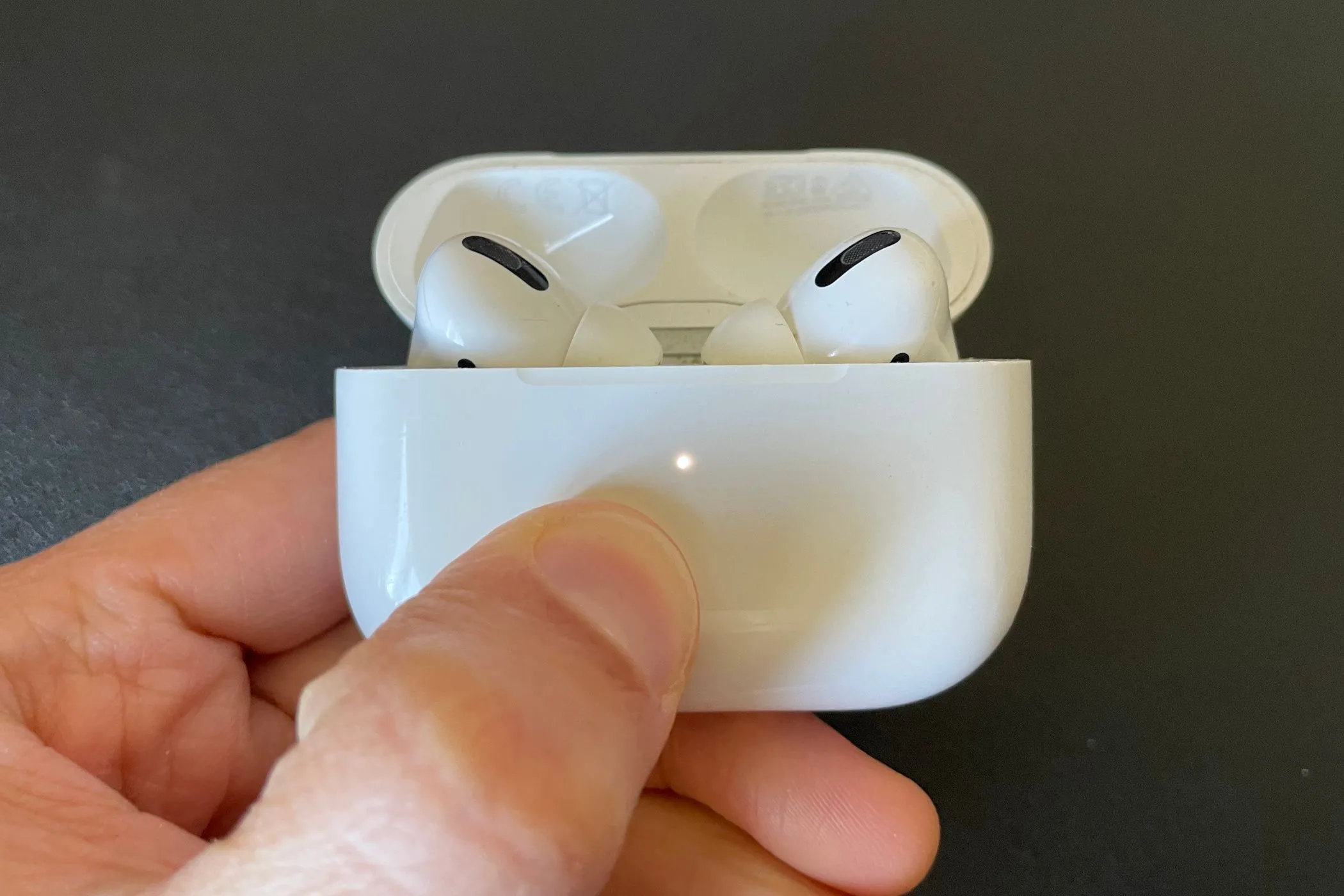 AirPods Pro bên trong hộp sạc hiển thị đèn báo trạng thái pin