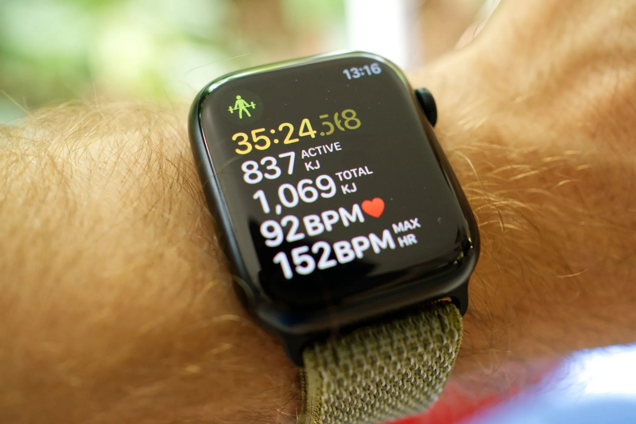Apple Watch Series 8 theo dõi quá trình tập luyện thể lực, hiển thị thông số workout