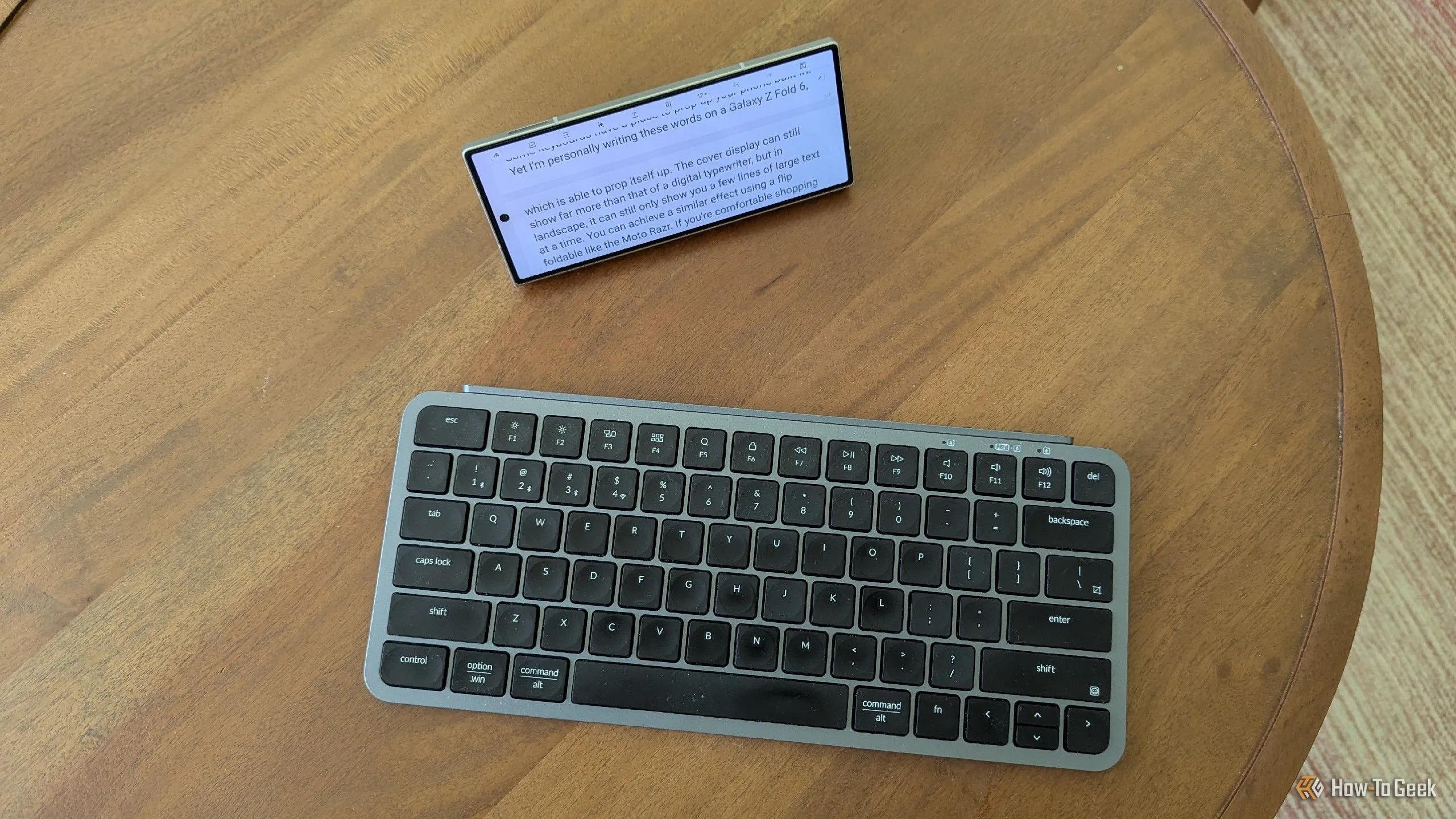 Bàn phím Bluetooth kết nối với điện thoại Galaxy Z Fold 6, minh họa giải pháp 'máy đánh chữ kỹ thuật số' di động.