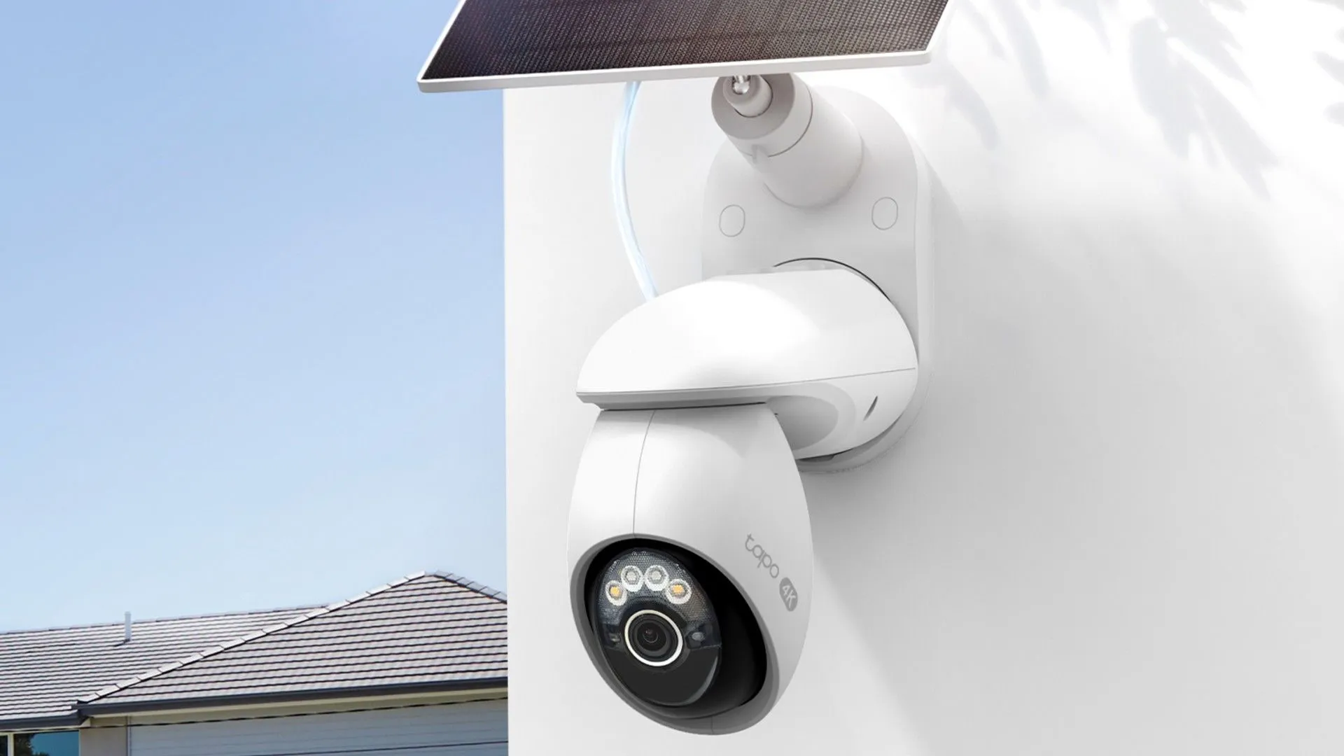 Bộ camera an ninh TP-Link Tapo C660 được lắp đặt trên tường, sạc bằng năng lượng mặt trời
