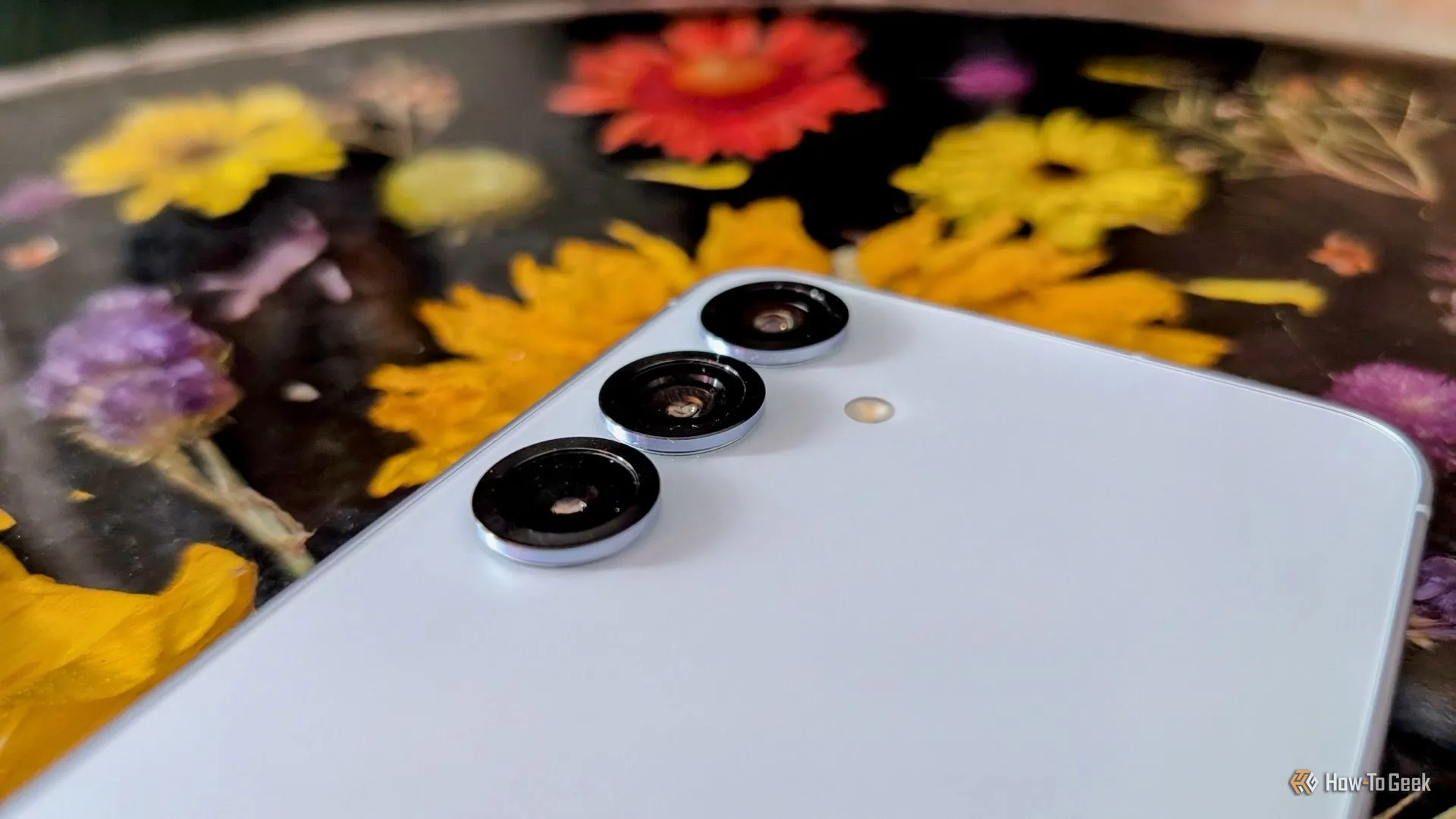 Cận cảnh cụm camera sau của Samsung Galaxy S25 màu xanh bạc
