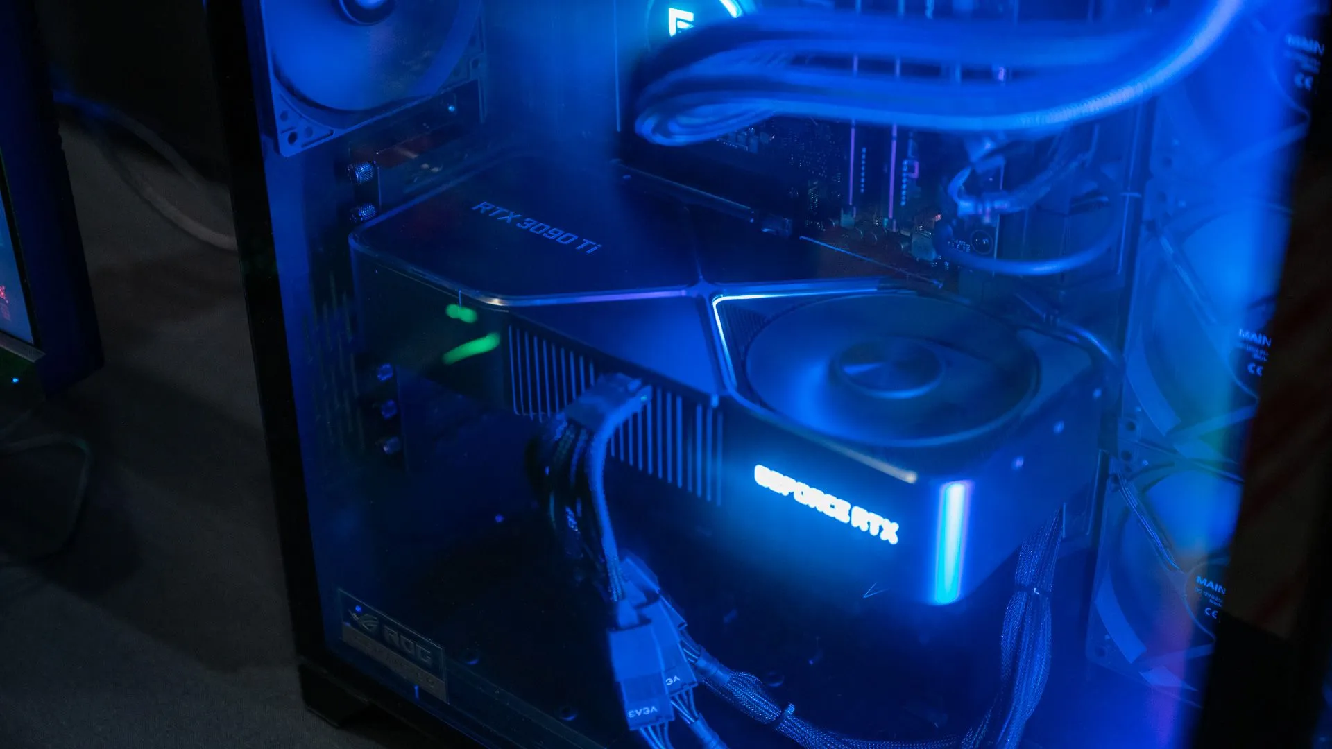 Card đồ họa Nvidia RTX 3090 Ti trong dàn máy tính chơi game