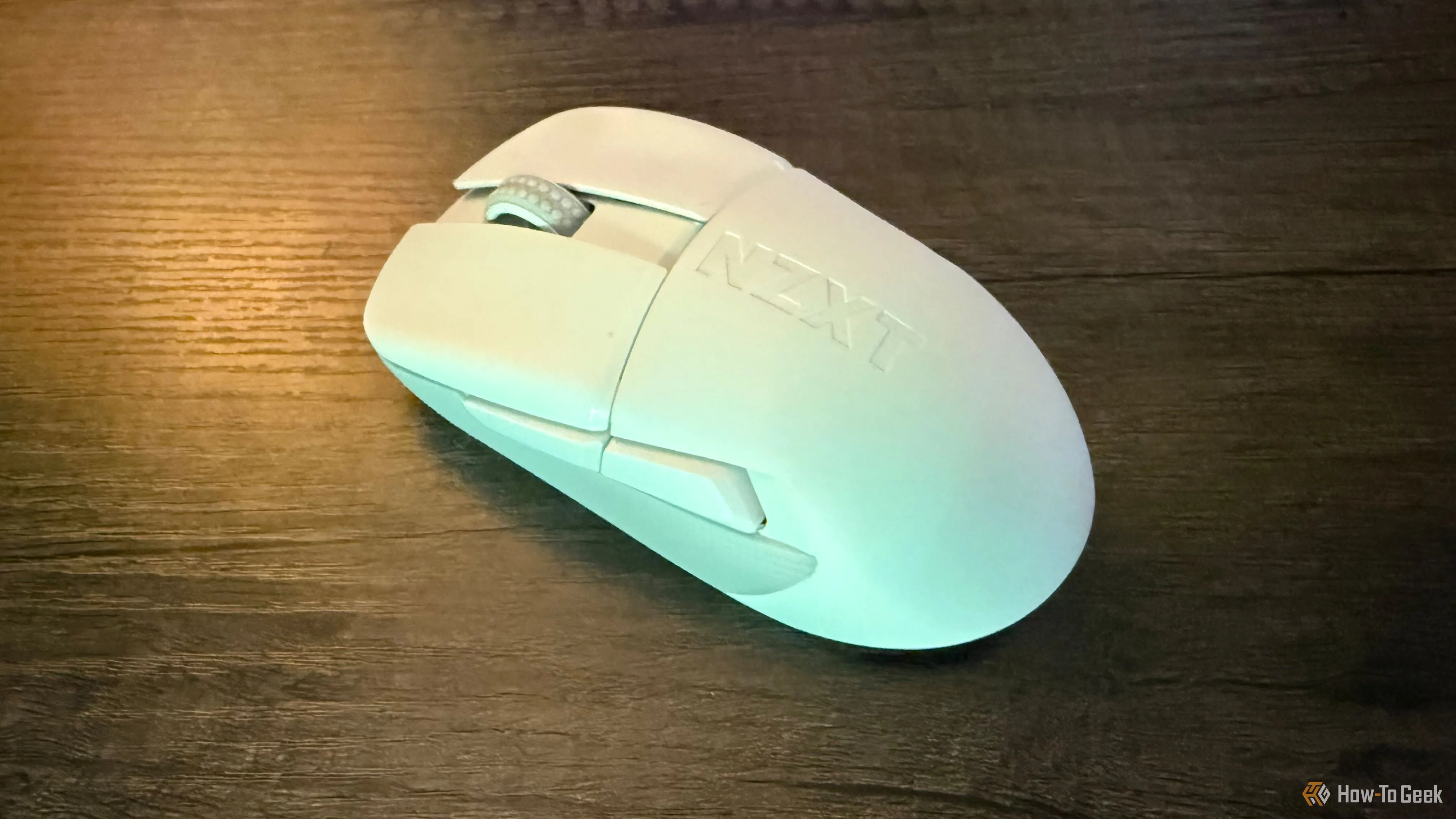 Chuột gaming không dây NZXT Lift Elite trên bàn, minh họa thiết bị chơi game.
