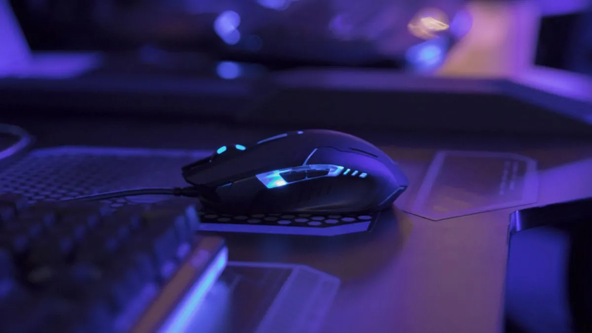 Chuột gaming RGB sáng đèn trên bàn làm việc, biểu tượng cho cài đặt DPI.