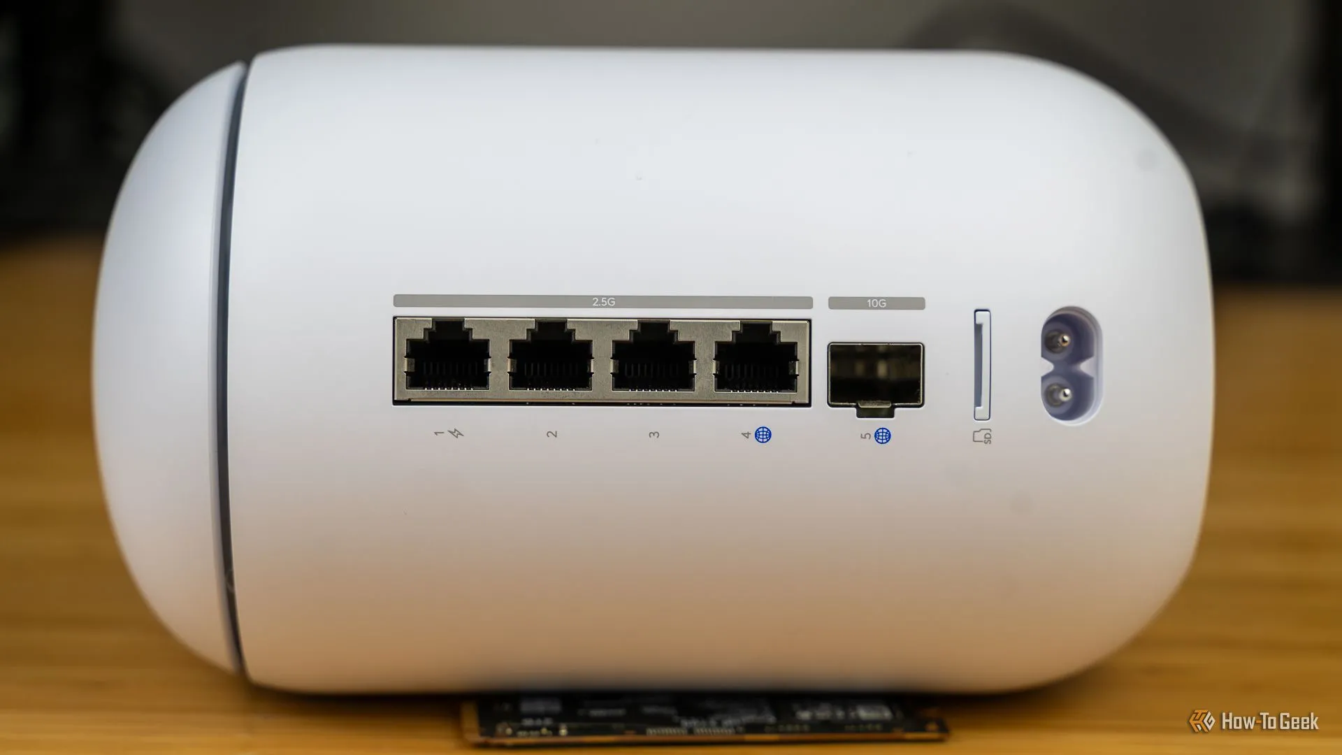 Cổng Ethernet và SFP+ phía sau của Unifi Dream Router 7