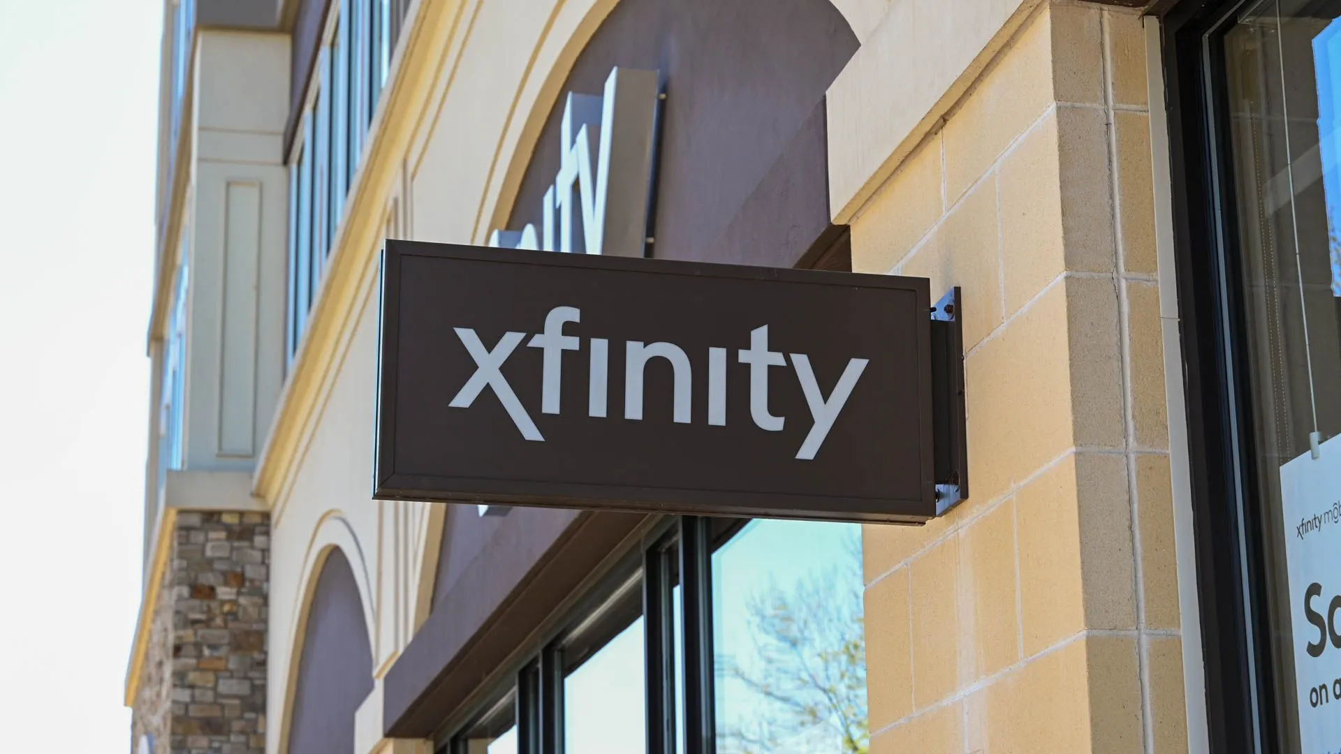 Điện thoại di động hiển thị logo Xfinity Mobile trên màn hình