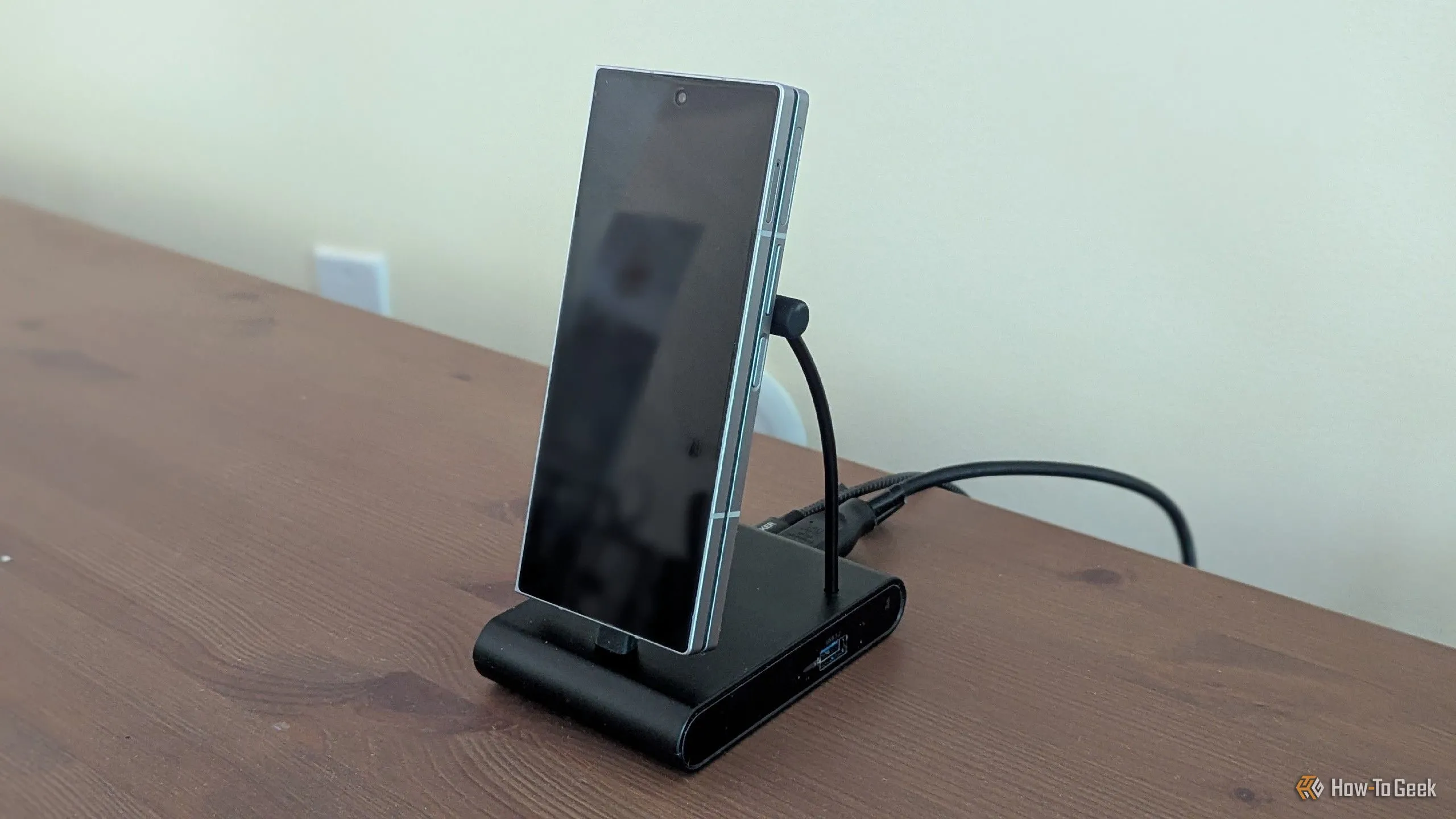 Điện thoại Samsung Galaxy Z Fold 6 đặt trên đế cắm (dock) chuyên dụng, sẵn sàng kết nối với màn hình ngoài hoặc TV.