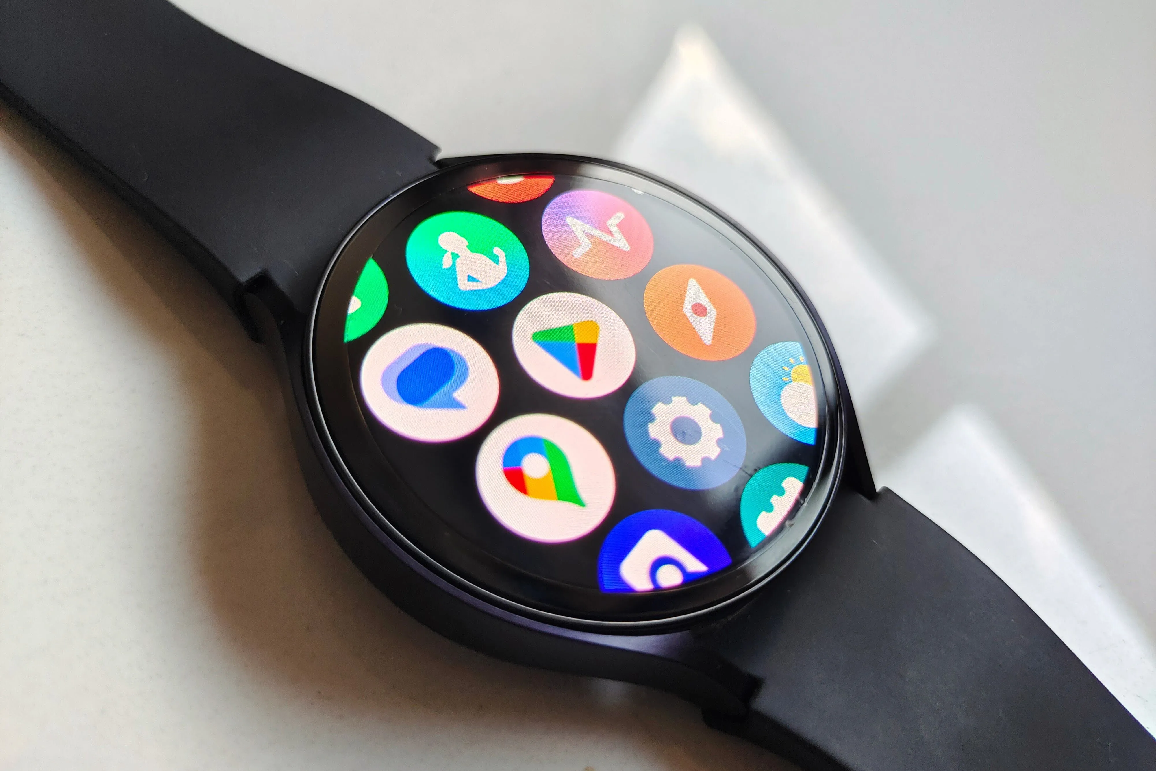 Đồng hồ thông minh Samsung Galaxy Watch 6 hiển thị giao diện ứng dụng, minh họa khả năng tối ưu pin của Wear OS