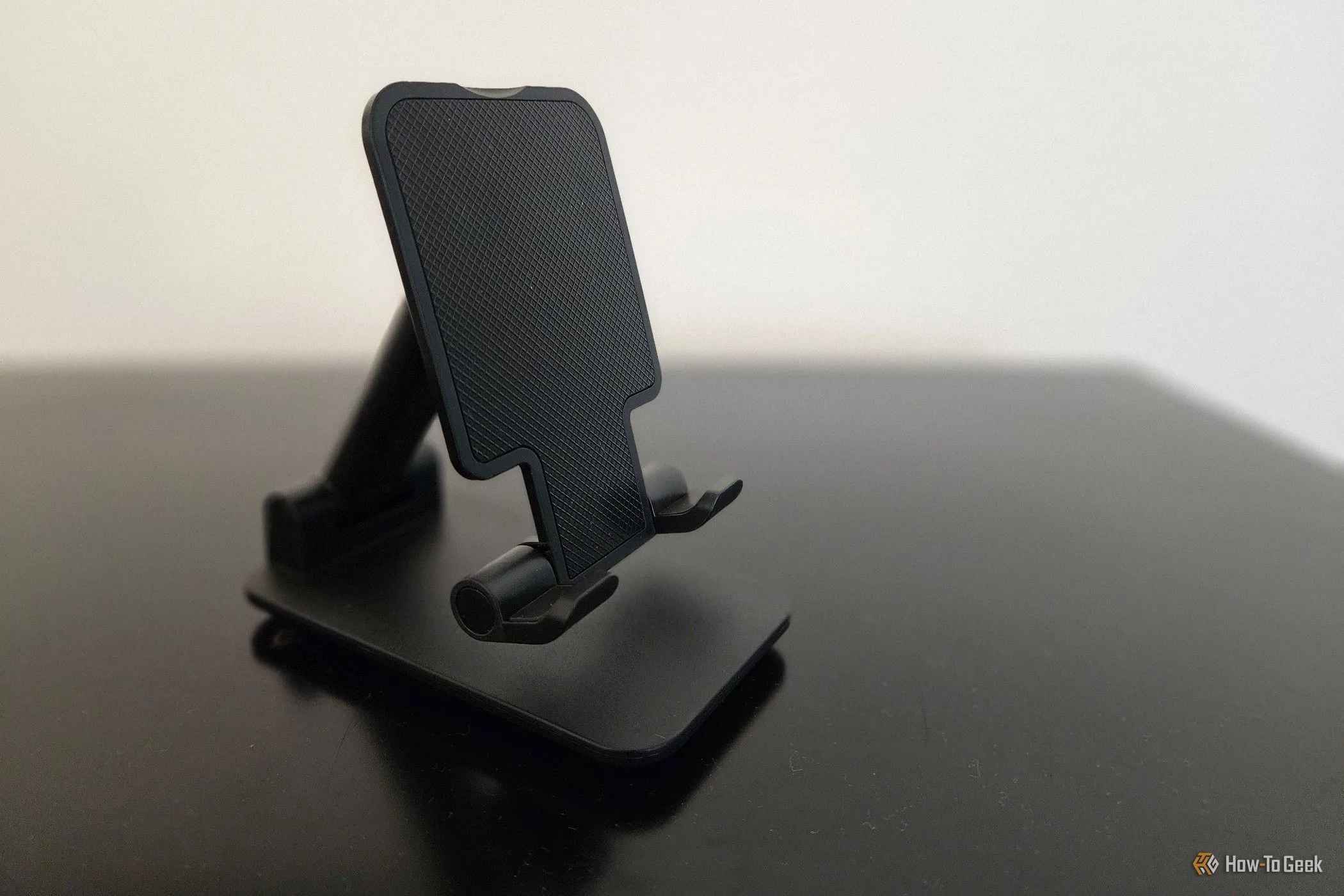 Giá đỡ điện thoại gập tiện lợi, phụ kiện không thể thiếu để biến smartphone thành máy đánh chữ.