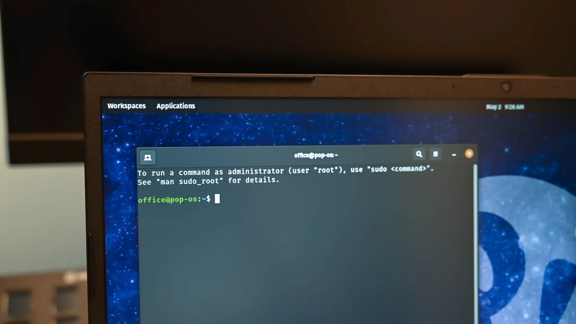 Giao diện terminal Linux minh họa cách sử dụng lệnh chmod để thay đổi quyền thực thi của một tệp