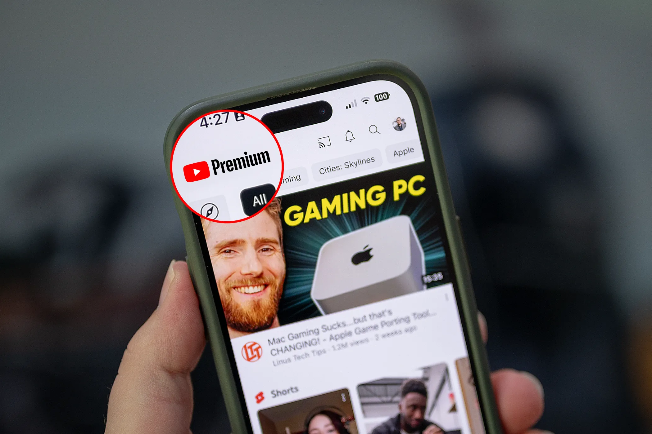 Giao diện tính năng tải video của YouTube Premium trên thiết bị di động, minh họa cách xem video ngoại tuyến trên Chromebook