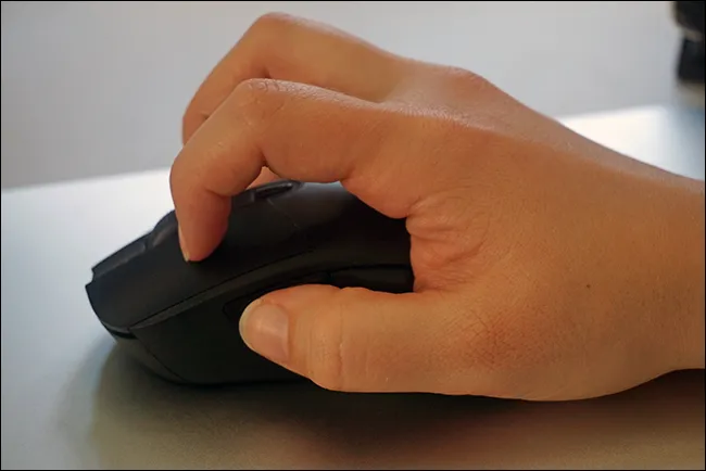 Hình ảnh minh họa kiểu cầm chuột Claw grip, giúp tăng tốc độ và độ chính xác.