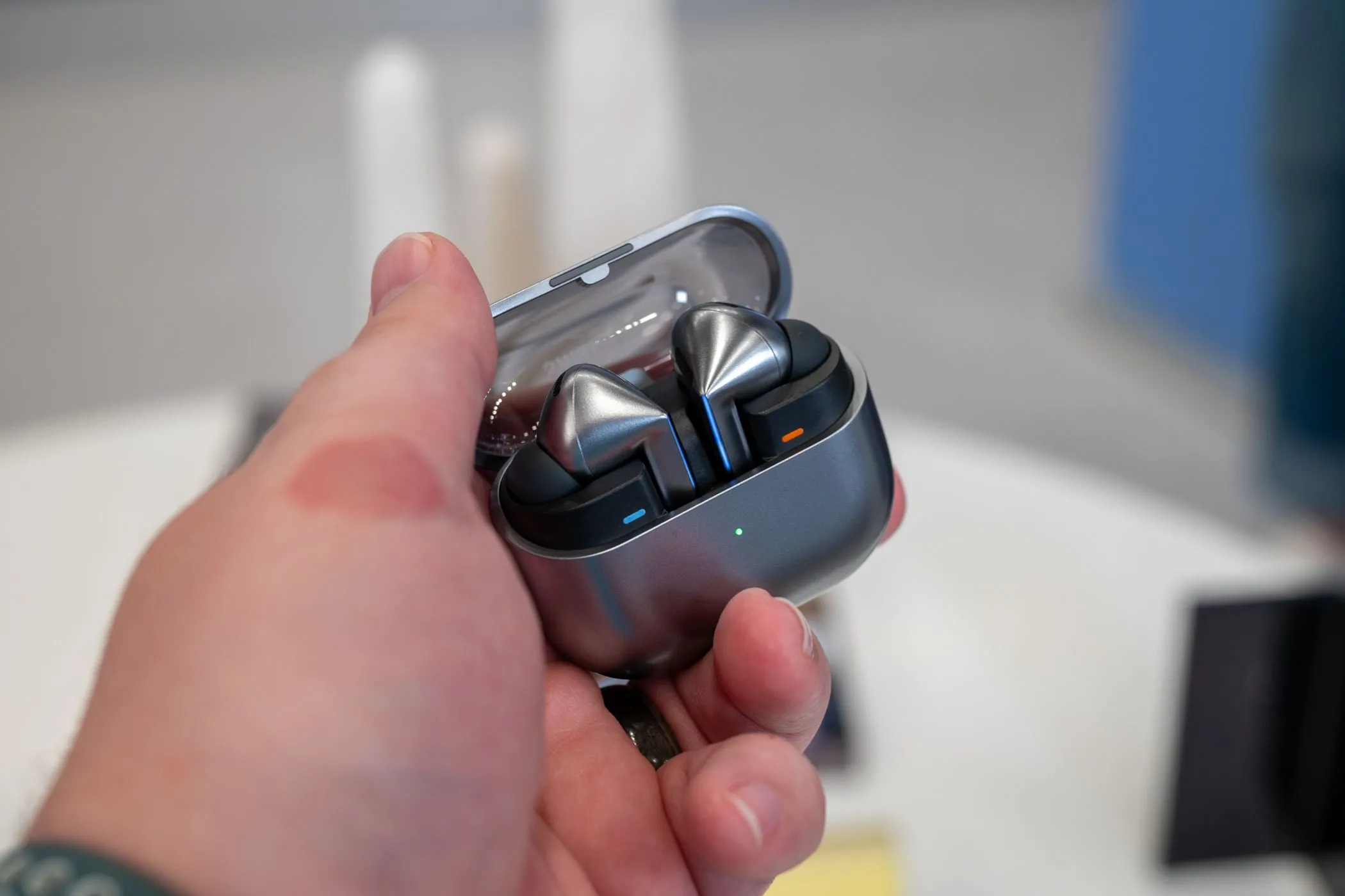 Hộp sạc trong suốt của Samsung Galaxy Buds 3 Pro, hiển thị tai nghe bên trong