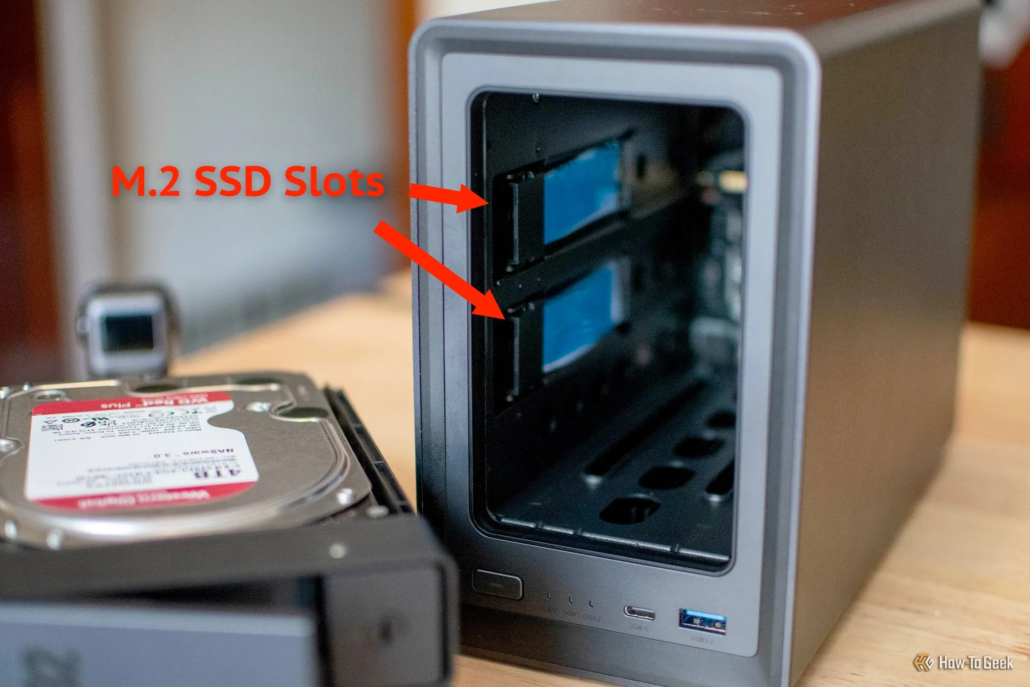 Khe cắm SSD M.2 bên trong UGREEN NASYNC DXP2800