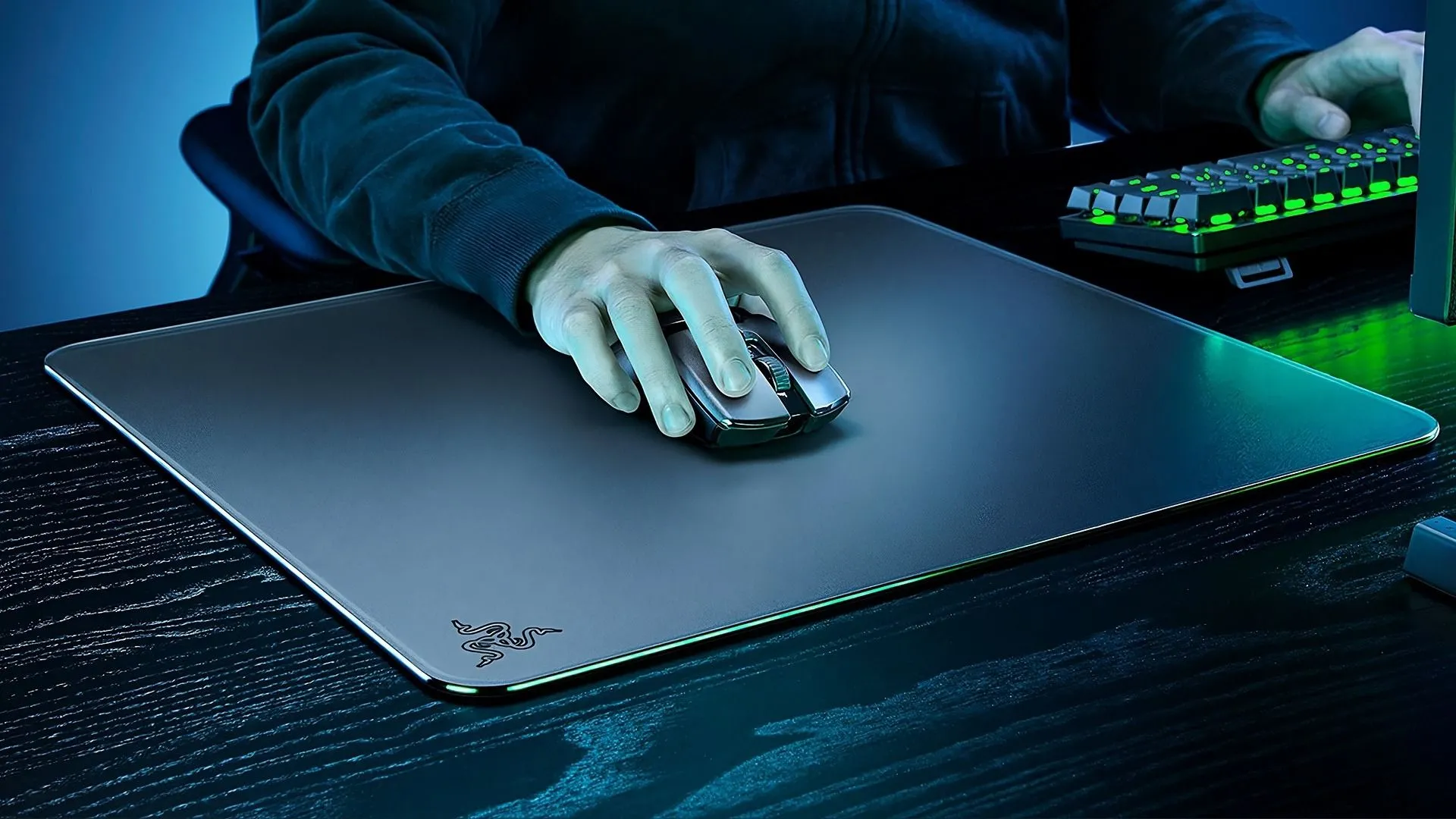 Lót chuột gaming bằng kính Razer Atlas, tối ưu cho di chuyển chuột mượt mà.