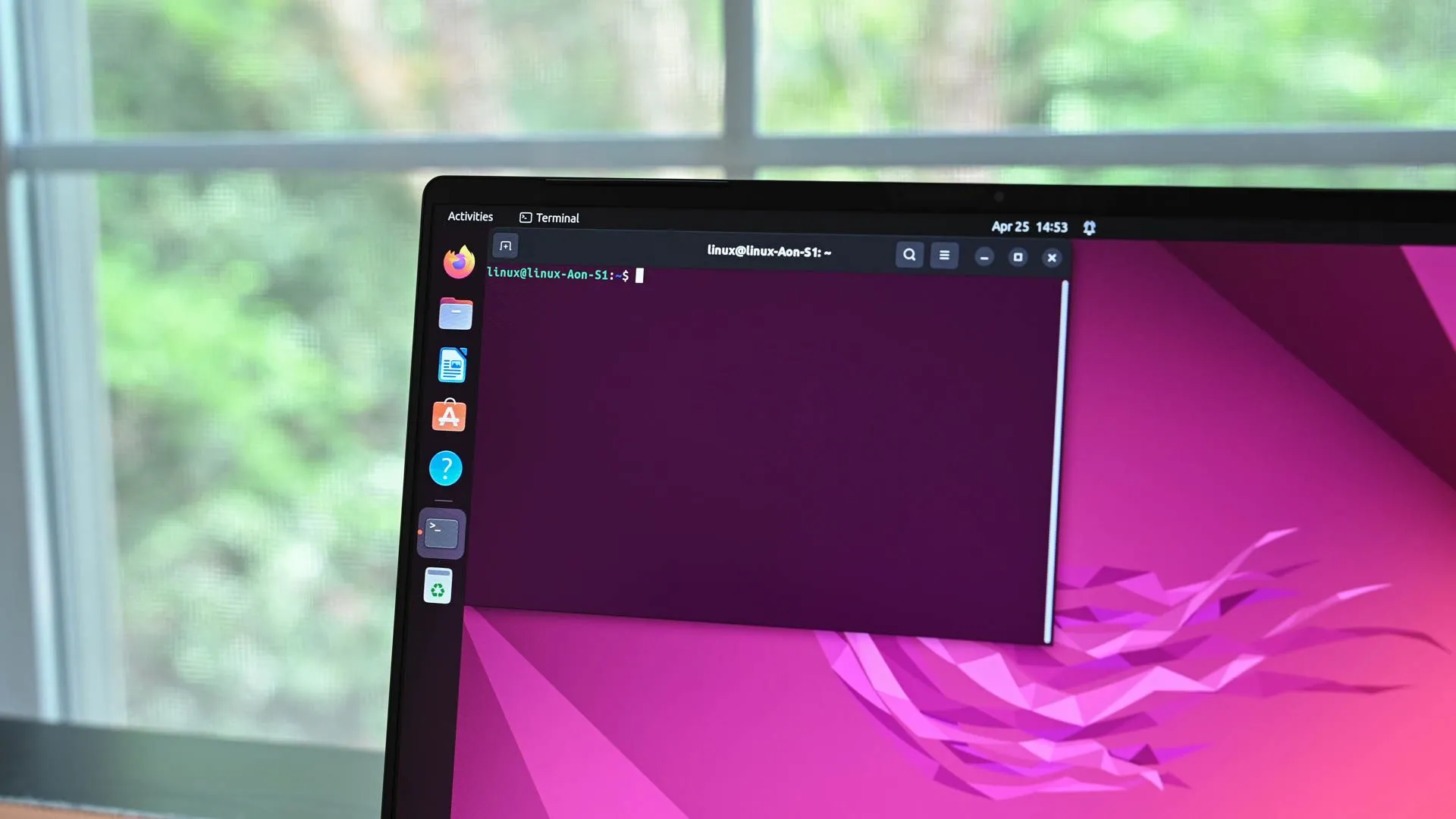 Màn hình terminal Ubuntu Linux hiển thị kết quả của lệnh stat -c &quot;%a&quot; liệt kê quyền của các tệp trong thư mục