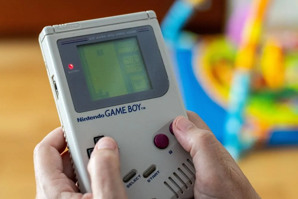 Máy chơi game Game Boy năm 1989 đang chạy trò chơi Tetris kinh điển