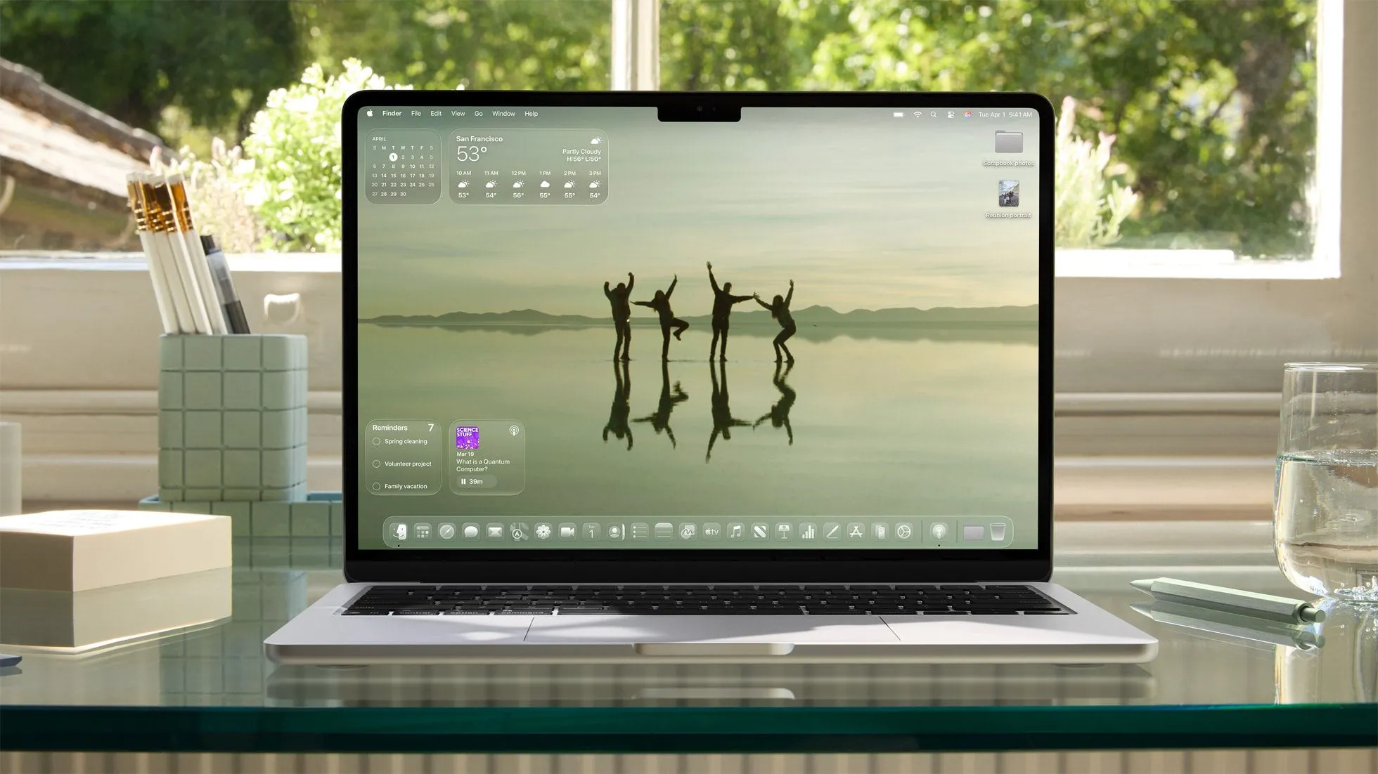 Máy Mac của Apple với giao diện Liquid Glass