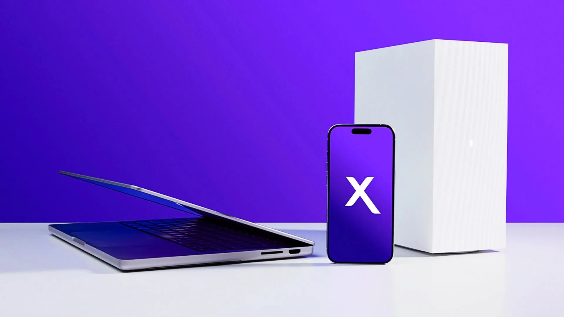 Máy tính xách tay, điện thoại và case PC trên nền trắng với logo Xfinity