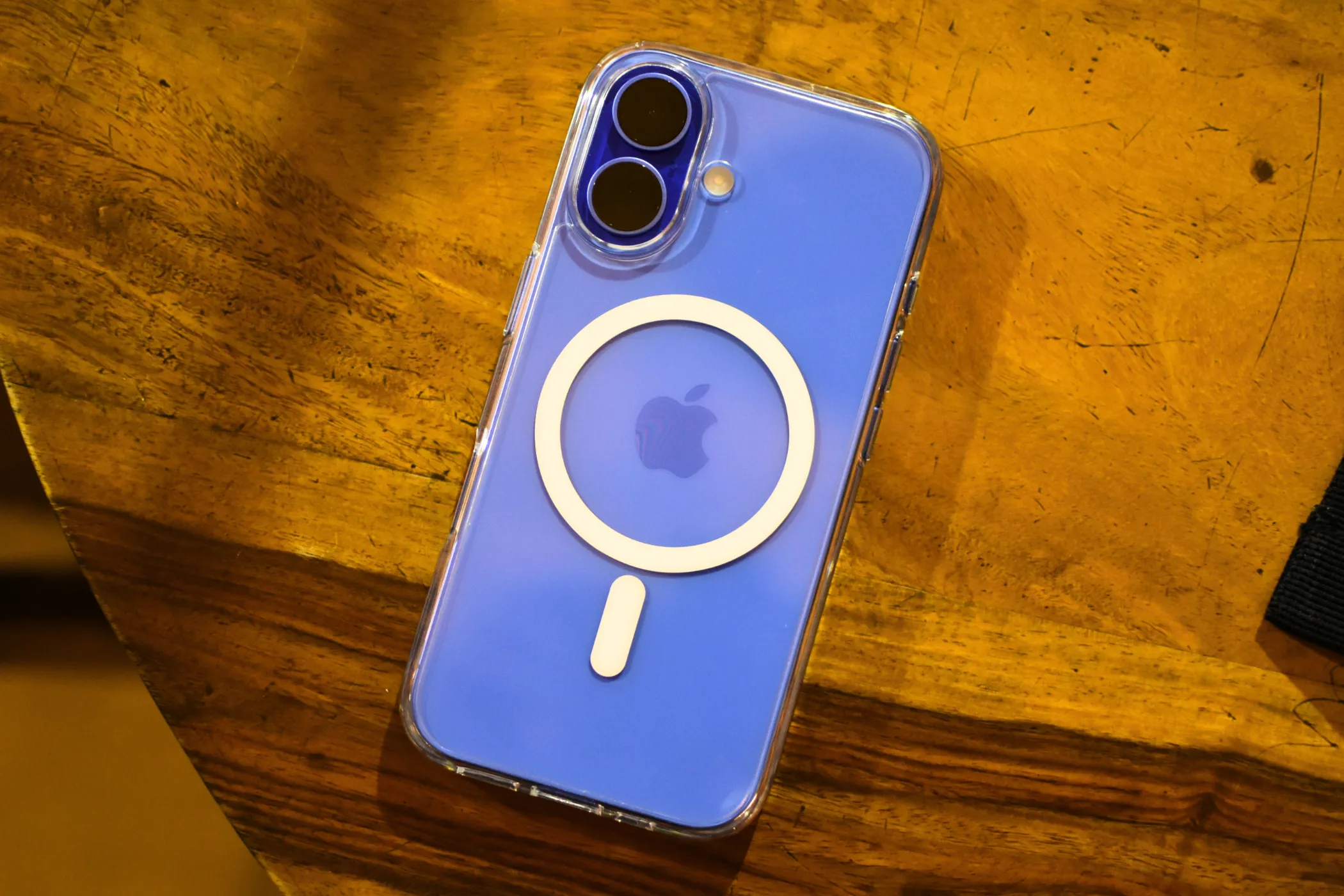 Mô-đun camera kép của iPhone 16 trong ốp lưng MagSafe, minh họa vị trí camera sau
