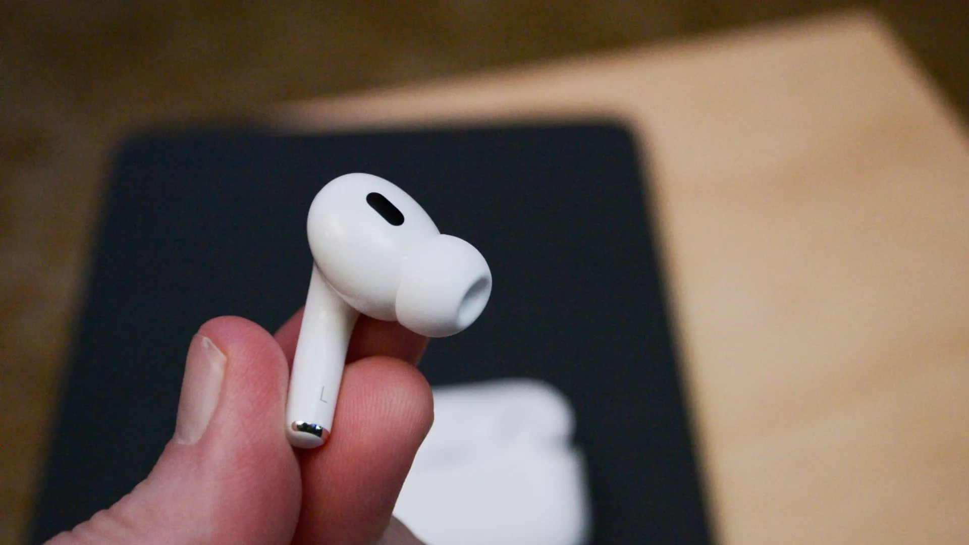 Một bên tai nghe Apple AirPod Pro thế hệ thứ 2