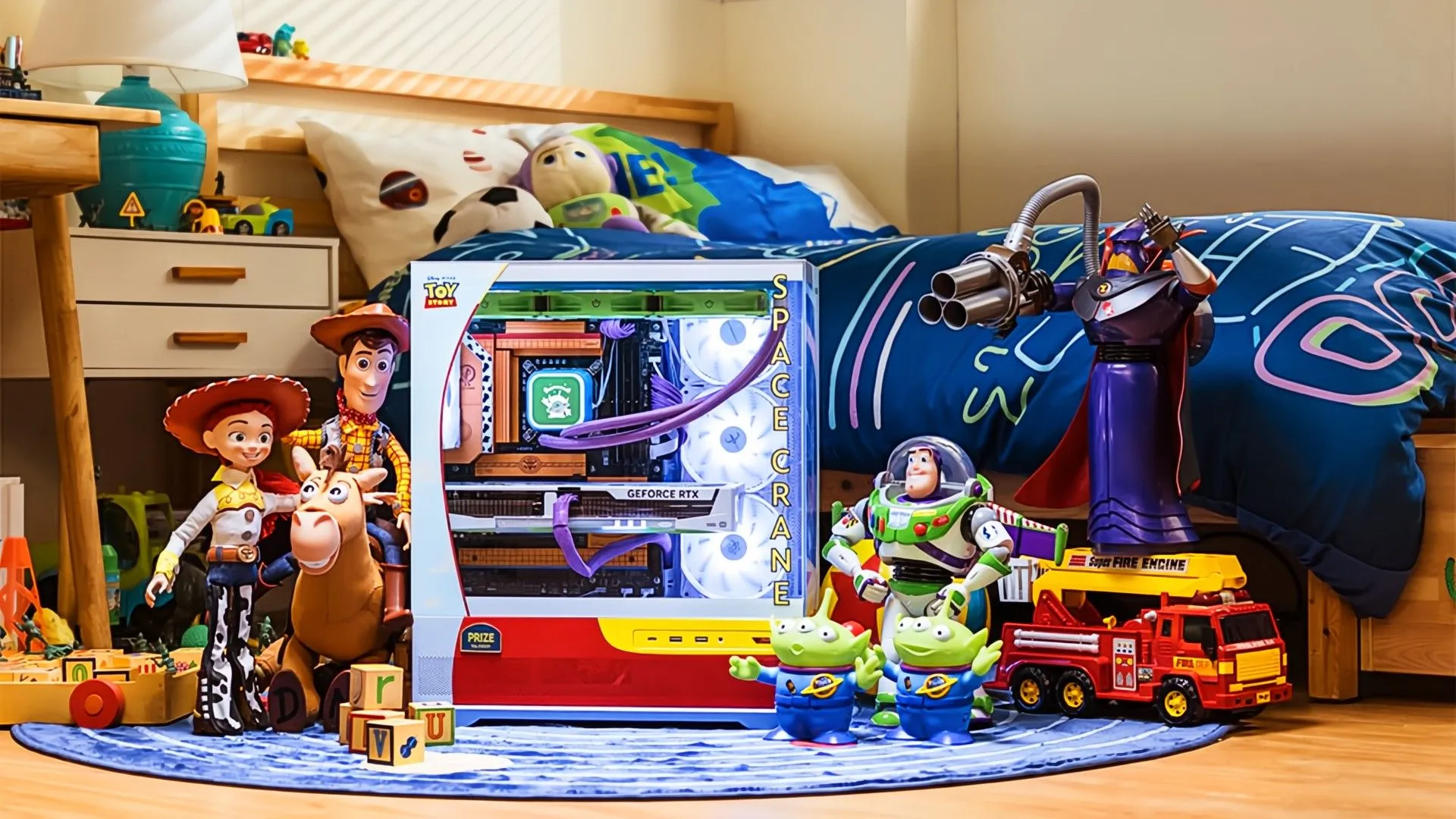 Một bộ PC MSI phiên bản Toy Story cùng nhiều đồ chơi từ phim trong phòng của Andy